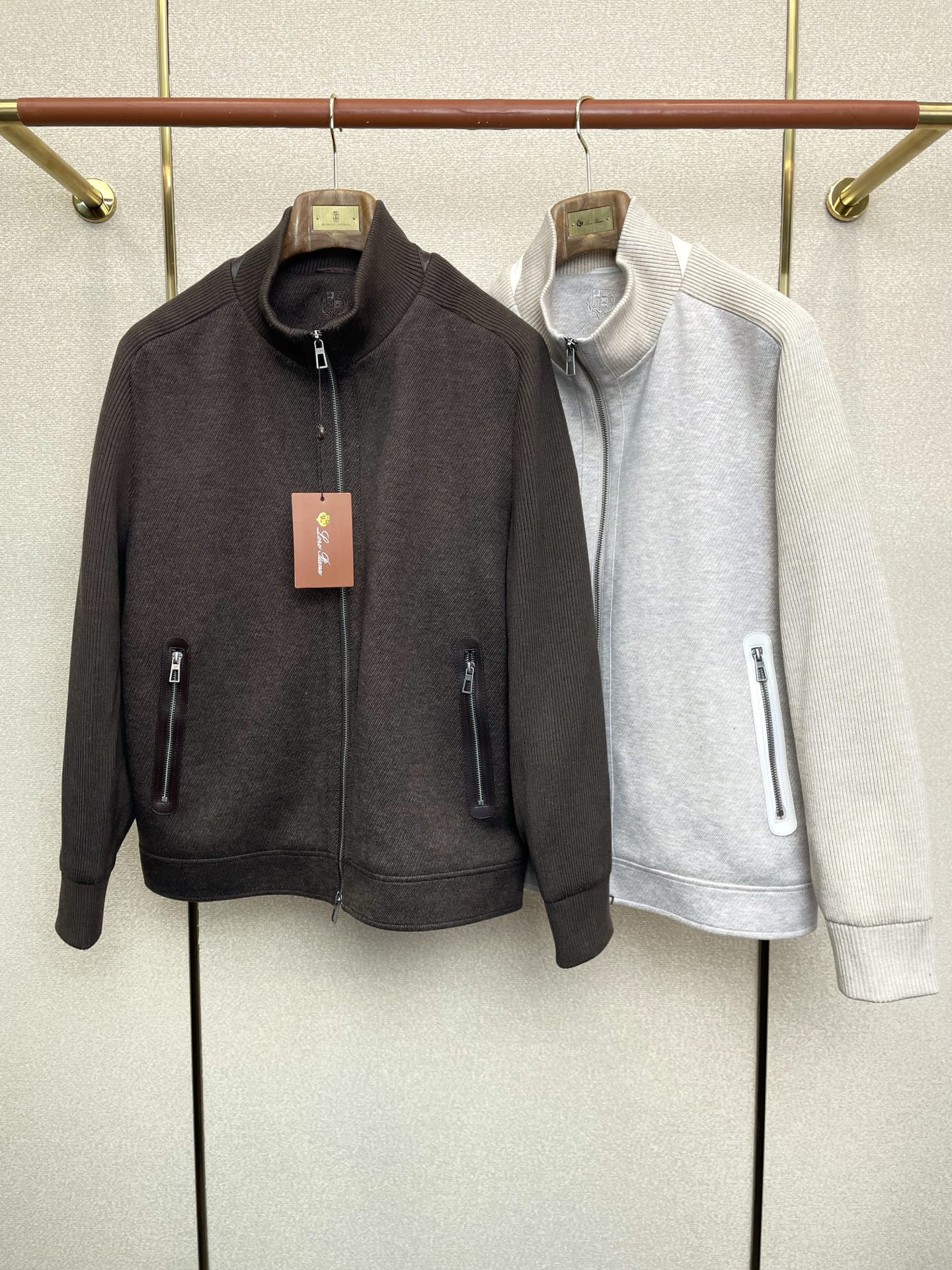 NO:685008,. Down jacket - LP - Loro Piano exclusively specializes in new casual stand-collar down jackets. The original 1:1 customized hardware accessories are all imported and customized. Welcome to compare at the counter. Absolutely high quality. Use top-grade duck down. Super soft. Filled with feathers and fluffy. Super heavy fabric workmanship. Perfect version. Pay attention to the fabric. Super comfortable. Exclusive model. Non-market product. Size M-2XL,, loro piana, loro piana, down jacket,19860909.羽绒服-LP-Loro Piano诺悠翩雅独家专供新款休闲立领羽绒服 原版1:1订制五金配件全进口原版定制 欢迎专柜对比 绝对的高品质 采用顶级鸭绒 超柔软 充羽量蓬松饱满 超级重面料做工杠杠的版型完美 注意面料超舒服 独家款 非市场货 尺码M-2XL,,loro piana,loro piana,down jacket,,Men's clothing