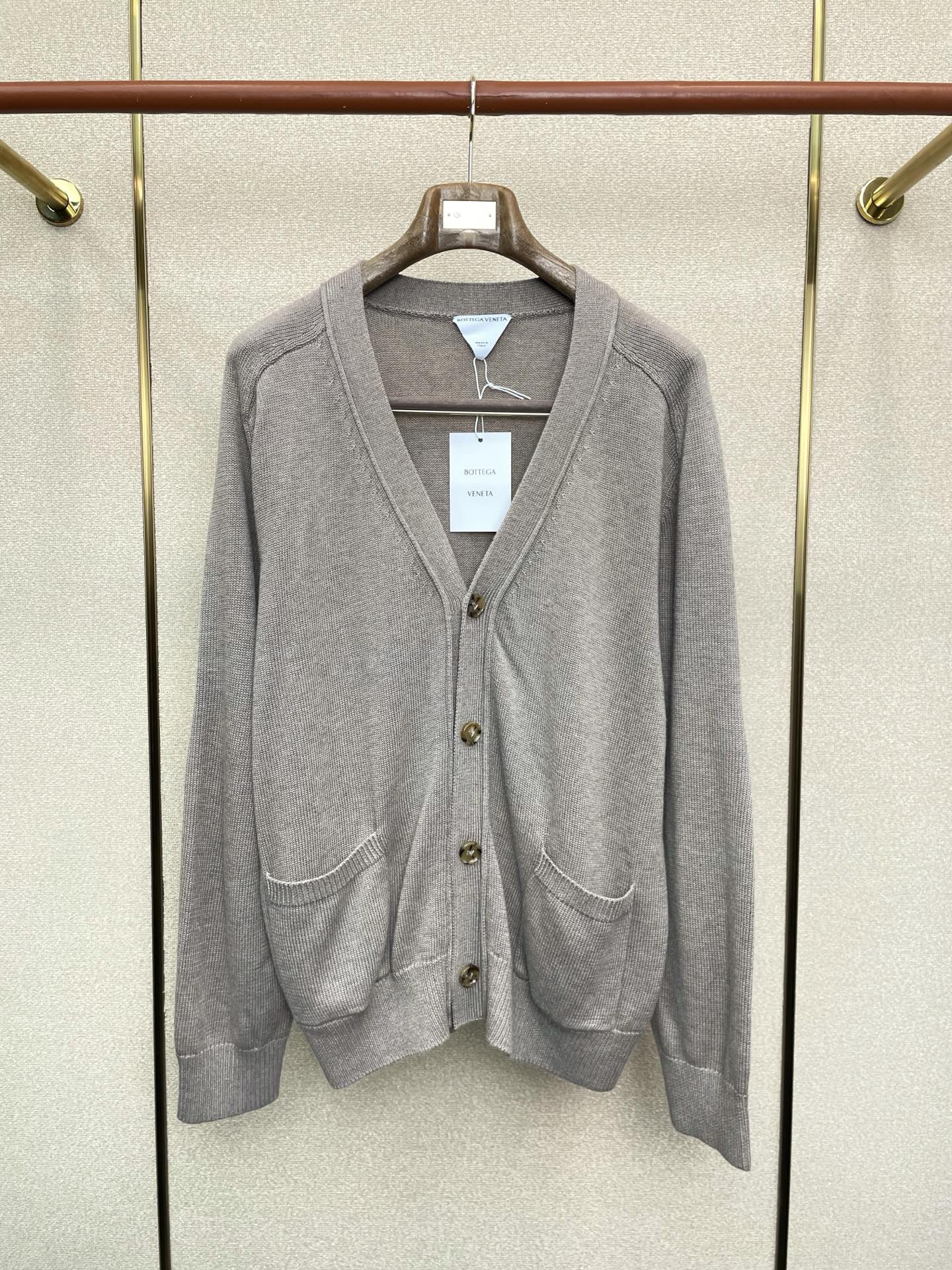 NO:685004,.Bottega Veneta BV exclusively provides new original men's casual V-neck sweater cardigans. High-end customization. High-end version. Fashionable and versatile imported fabrics. Super soft and delicate feel. Skin-friendly and comfortable to wear. High-end boutique. The upper body is finely made by the factory. It is a must-have item for men. Three complete standards. Size S-XL,,bottega veneta,bottega veneta,bottega veneta,sweaters,19860909.Bottega Veneta葆蝶家BV独家专供新款原单男士休闲V领毛衣开衫 高端定制 高端版本 时尚百搭爆款进口面料 手感超柔软细腻 穿着亲肤舒适 高端精品 代工厂精细做上身非常赞 男士必备单品 三标齐全 码数S-XL,,bottega veneta,bottega veneta,bottega veneta,sweaters,,Men's clothing