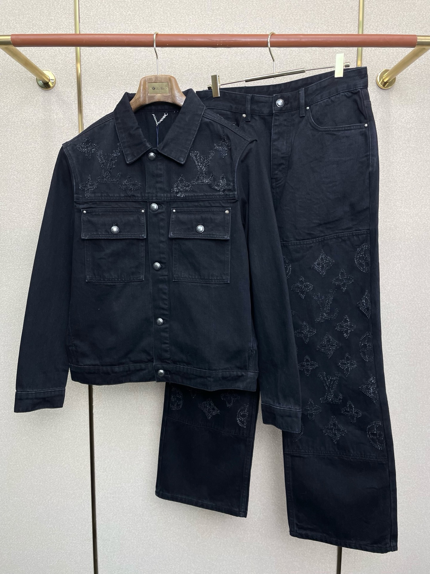 NO:685014,Jacket, trousers P.Louis Vuitton Exclusively available at Louis Vuitton's new counters, the same style denim suit, breathable, comfortable and casual!  Full of high-end feel!  The details are exquisite and high-end, and the workmanship is impeccable!  The original high-end fabric is very high-end!  The fabric is soft, delicate and comfortable, moisture-absorbent, quick-drying and breathable, neat and stylish. Jacket S-XL. Pants 30-36,, louis vuitton, louis vuitton, jackets & coats,19860909外套、长裤P.Louis Vuitton路易威登独家专供新款专柜同款牛仔套装,透气舒适休闲！高级感满满！细节精致高档,做工无可挑剔！原版高端面料很显高级！面料柔软细腻舒适 吸湿速干透气,利落有型. 外套S-XL.裤子30-36,,louis vuitton,louis vuitton,jackets & coats,,Men's clothing