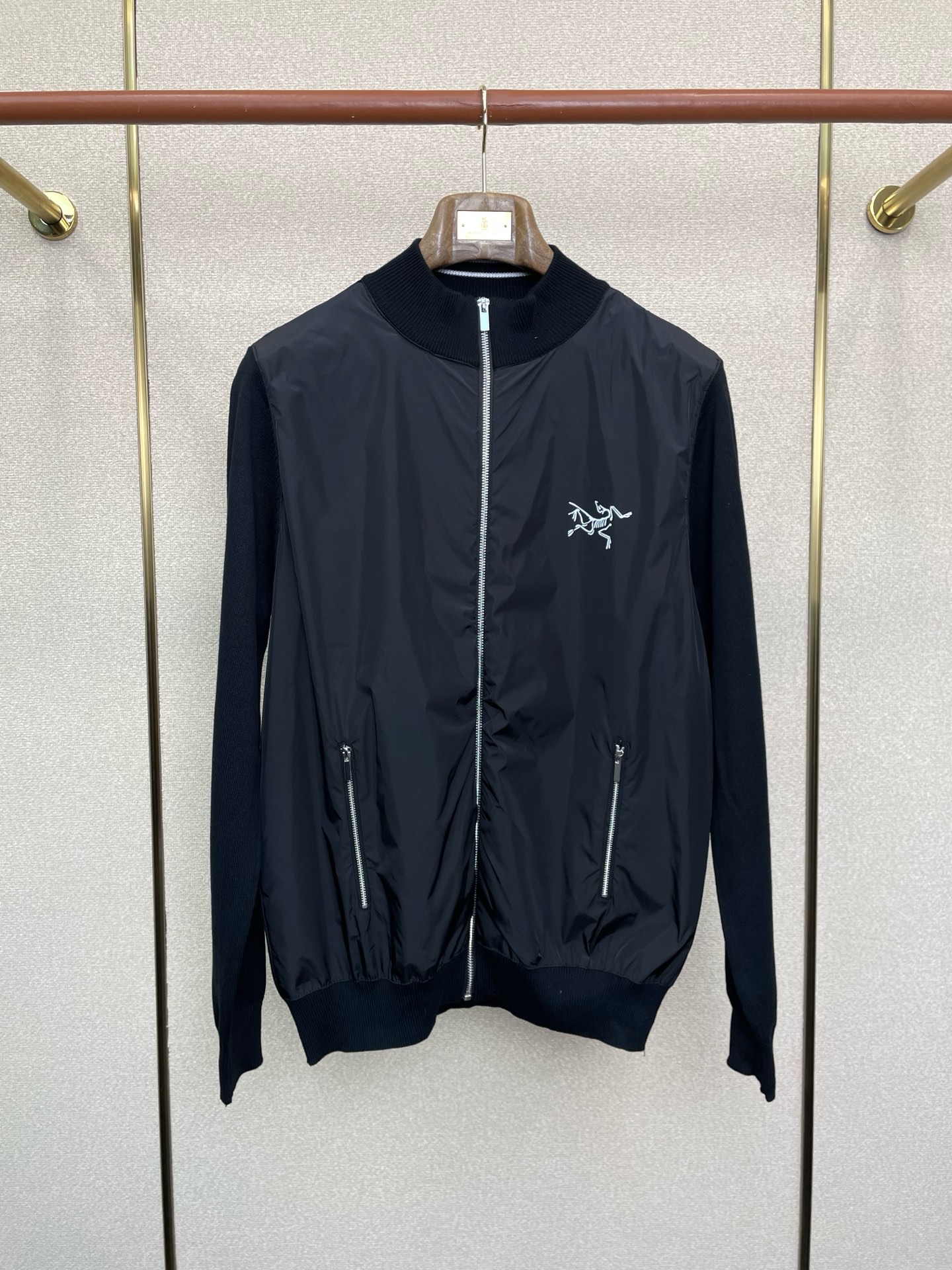 NO:684975,.Arc’teryx exclusively provides the latest fashionable jackets. Jackets with classic design and great looks. The quality is impeccable and quality control allows you to buy it directly. It is a high-end product that cannot be faulted! You can feel its powerful aura through the detailed pictures. It has a remarkable effect of gathering heat and keeping warm, so you don’t have to worry about getting a little chilly! Both fashionable and functional, the whole style looks more luxurious! Size M-3XL,arc'teryx,jackets & coats,jackets & coats,19860909.Arc’teryx始祖鸟独家专供最新时尚夹克.经典设计感与颜值爆棚的外套,品质更是无法挑剔品控可以直接入手,不容过错的高端臻品！通过细节图片便可感受到它强悍的气场,聚温保暖效果显著,完全不用担心会有一点寒意！时尚与功能性兼备,整款显得更加的奢华大气！ 尺码M-3XL,arc'teryx,jackets & coats,jackets & coats,,Men's clothing