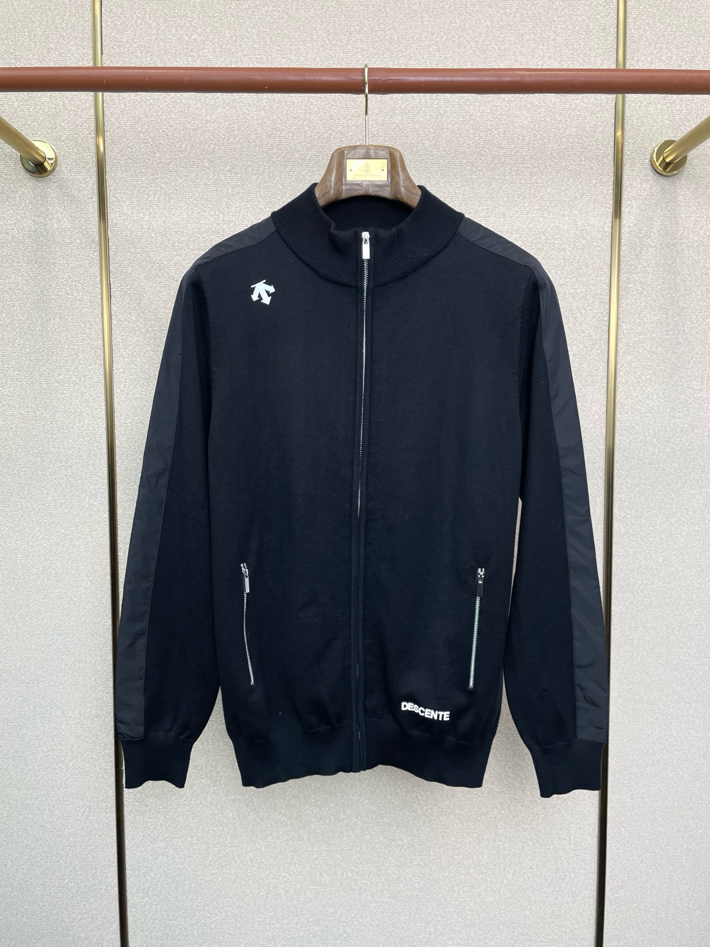 NO:684980,.DESCENTE exclusively provides the latest fashionable jackets. Jackets with classic design and stunning appearance. The quality is impeccable and quality control allows you to buy it directly. It is a high-end product that cannot be faulted! You can feel its powerful aura through the detailed pictures. It has a remarkable effect of gathering heat and keeping warm, so you don’t have to worry about getting a little chilly! Both fashionable and functional, the whole style looks more luxurious! Size M-3XL,,jackets & coats,jackets & coats,19860909.DESCENTE迪桑特独家专供最新时尚夹克.经典设计感与颜值爆棚的外套,品质更是无法挑剔品控可以直接入手,不容过错的高端臻品！通过细节图片便可感受到它强悍的气场,聚温保暖效果显著,完全不用担心会有一点寒意！时尚与功能性兼备,整款显得更加的奢华大气！ 尺码M-3XL,,jackets & coats,jackets & coats,,Men's clothing