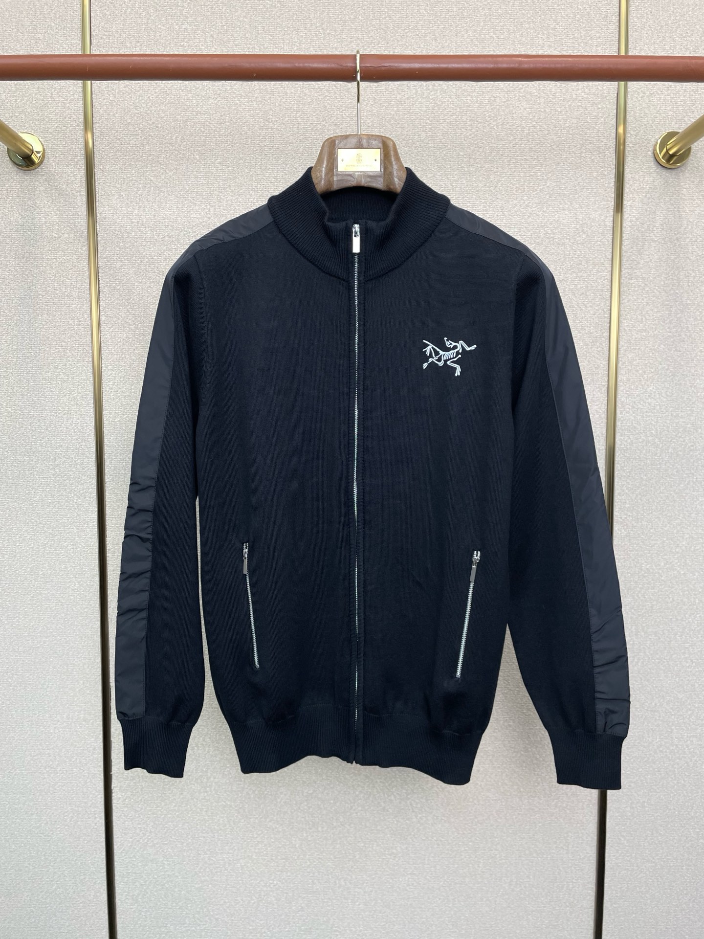 NO:690815,.Arc’teryx exclusively provides the latest fashionable jackets. Jackets with classic design and great looks. The quality is impeccable and quality control allows you to buy it directly. It is a high-end product that cannot be faulted! You can feel its powerful aura through the detailed pictures. It has a remarkable effect of gathering heat and keeping warm, so you don’t have to worry about getting a little chilly! Both fashionable and functional, the whole style looks more luxurious! Size M-3XL,arc'teryx,jackets & coats,jackets & coats,19860909.Arc’teryx始祖鸟独家专供最新时尚夹克.经典设计感与颜值爆棚的外套,品质更是无法挑剔品控可以直接入手,不容过错的高端臻品！通过细节图片便可感受到它强悍的气场,聚温保暖效果显著,完全不用担心会有一点寒意！时尚与功能性兼备,整款显得更加的奢华大气！ 尺码M-3XL,arc'teryx,jackets & coats,jackets & coats,,Men's clothing