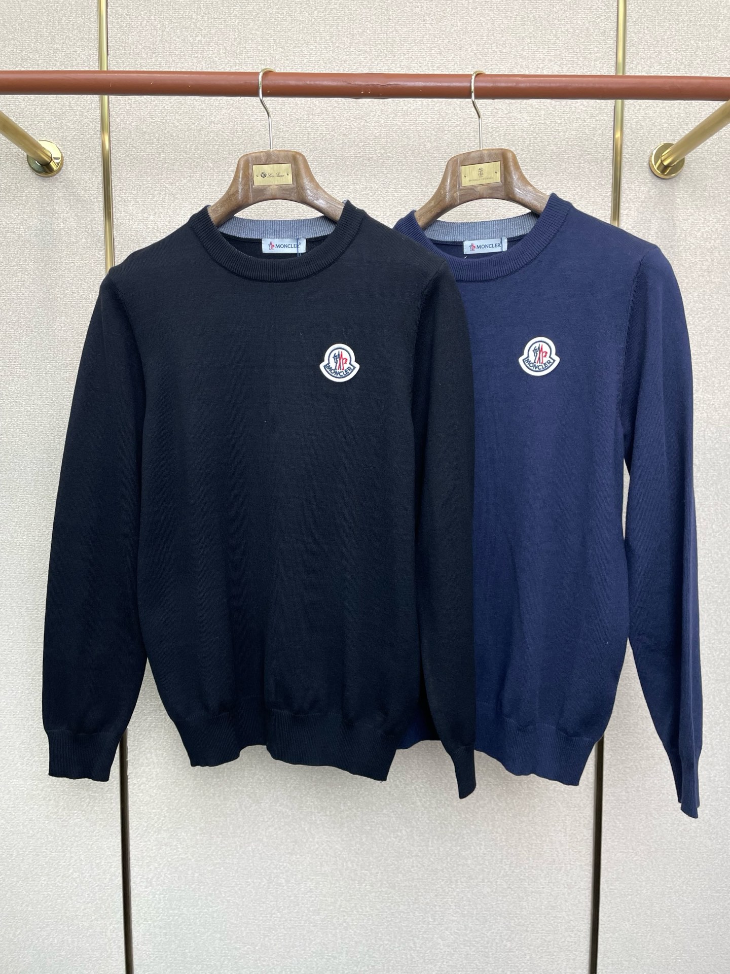 NO:684985,.Moncler exclusively offers new original men's casual sweaters. High-end customization. High-end version. Fashionable and versatile imported fabrics. Super soft and delicate feel. Skin-friendly and comfortable to wear. High-end boutique. The upper body is finely made by the factory. A must-have item for men. Complete with three labels. Size M-3XL, Moncler, sweaters,19860909.Moncler蒙口独家专供新款原单男士休闲毛衣 高端定制 高端版本 时尚百搭爆款进口面料 手感超柔软细腻 穿着亲肤舒适 高端精品 代工厂精细做上身非常赞 男士必备单品 三标齐全 码数M-3XL,,Moncler,sweaters,,Men's clothing