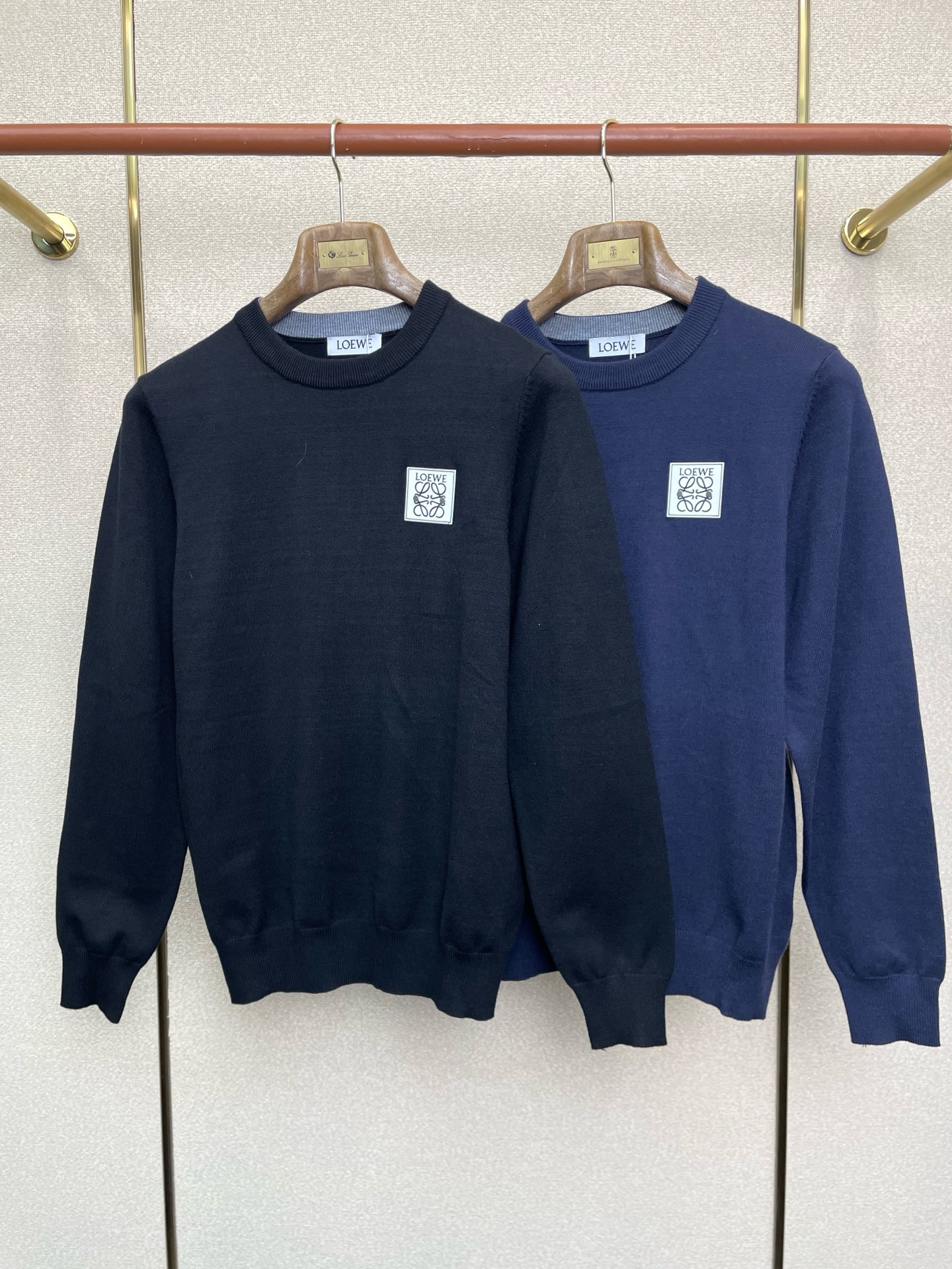 NO:690818,.LOEWE exclusively supplies new original men's casual sweaters, high-end customization, high-end version, fashionable and versatile imported fabrics, super soft and delicate to the touch, skin-friendly and comfortable to wear, high-end boutique, the upper body is exquisitely made by the factory, a must-have item for men, complete with three standards, size M-3XL,,loewe,loewe,sweaters,19860909.LOEWE罗意威独家专供新款原单男士休闲毛衣 高端定制 高端版本 时尚百搭爆款进口面料 手感超柔软细腻 穿着亲肤舒适 高端精品 代工厂精细做上身非常赞 男士必备单品 三标齐全 码数M-3XL,,loewe,loewe,sweaters,,Men's clothing