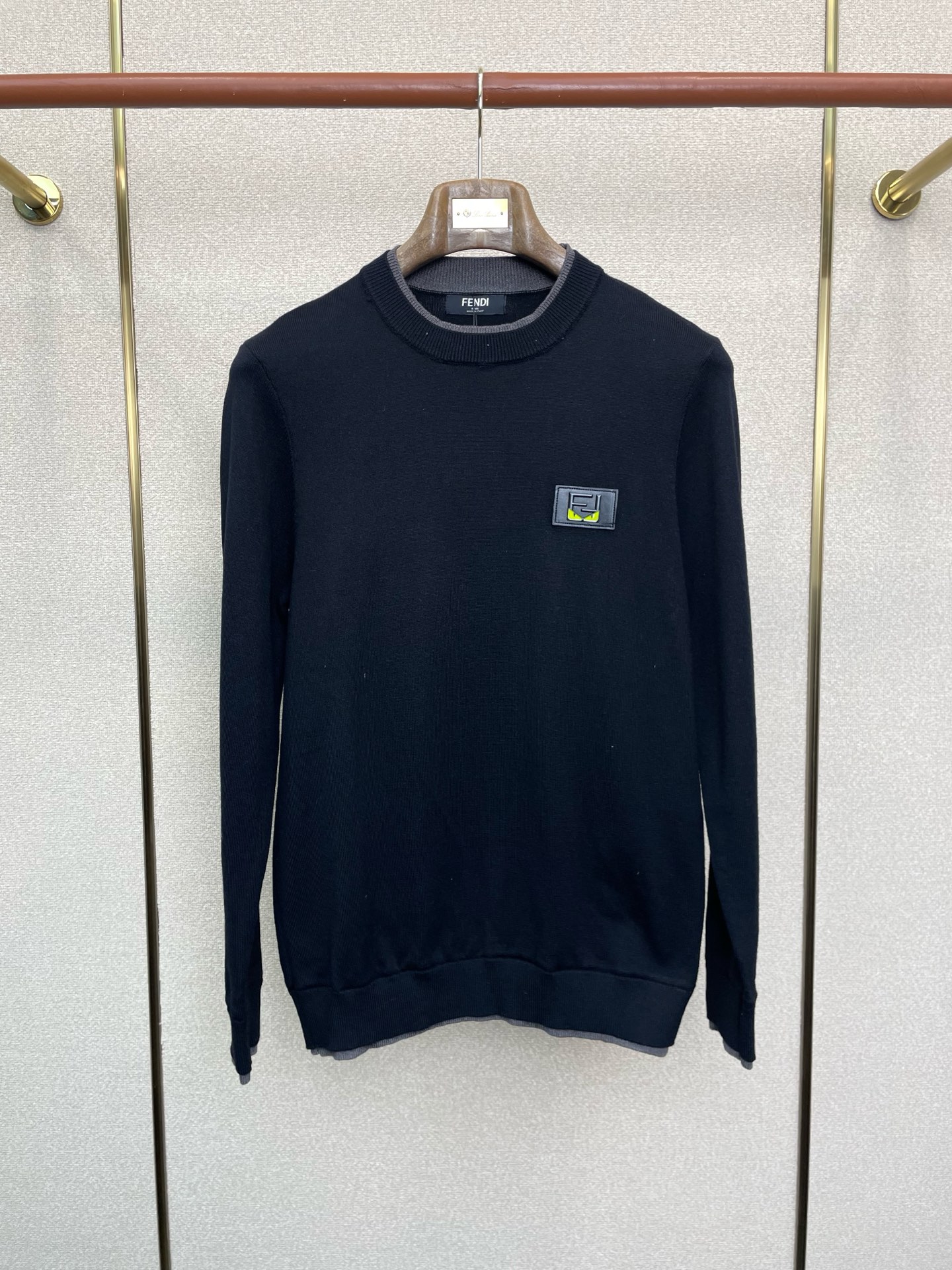 NO:684988,.FENDI Fendi exclusively provides new original men's casual sweaters. High-end customization. High-end version. Fashionable and versatile imported fabrics. Super soft and delicate feel. Skin-friendly and comfortable to wear. High-end boutique. The upper body is exquisitely made by the factory. A must-have item for men. Complete with three standards. Size M-3XL,,fendi,fendi,sweaters,19860909.FENDI芬迪独家专供新款原单男士休闲毛衣 高端定制 高端版本 时尚百搭爆款进口面料 手感超柔软细腻 穿着亲肤舒适 高端精品 代工厂精细做上身非常赞 男士必备单品 三标齐全 码数M-3XL,,fendi,fendi,sweaters,,Men's clothing