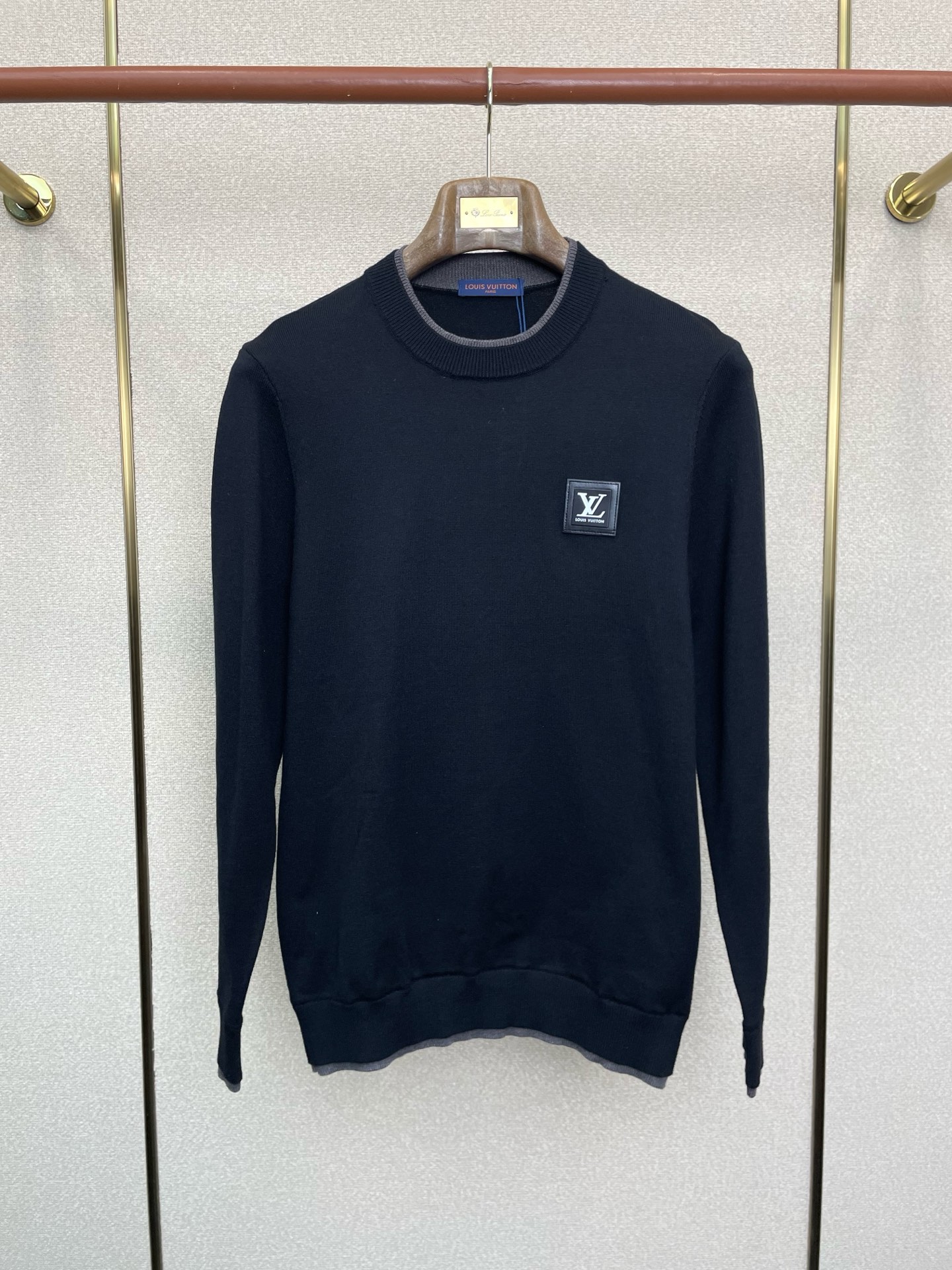 NO:690827,.Louis Vuitton Louis Vuitton exclusively supplies new original men's casual sweaters. High-end customization. High-end version. Fashionable and versatile imported fabrics. Super soft and delicate feel. Skin-friendly and comfortable to wear. High-end boutique. The upper body is finely made by the factory. It is a must-have item for men. Three standards are complete. Size M-3XL,,louis vuitton,louis vuitton,sweaters,19860909.Louis Vuitton路易威登独家专供新款原单男士休闲毛衣 高端定制 高端版本 时尚百搭爆款进口面料 手感超柔软细腻 穿着亲肤舒适 高端精品 代工厂精细做上身非常赞 男士必备单品 三标齐全 码数M-3XL,,louis vuitton,louis vuitton,sweaters,,Men's clothing