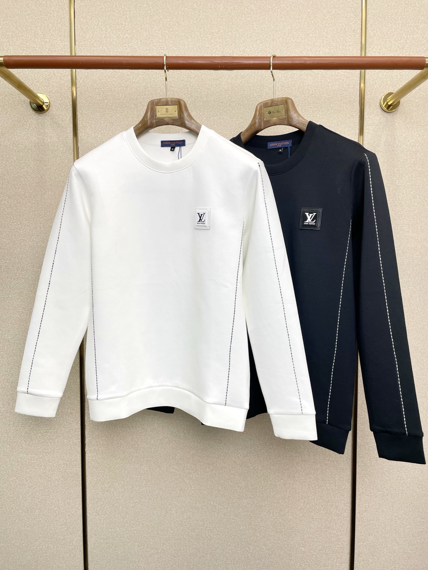 NO:684992,.Louis Vuitton Louis Vuitton exclusively provides new original men's casual sweatshirts. High-end customization. High-end version. Fashionable and versatile imported fabrics. Super soft and delicate feel. Skin-friendly and comfortable to wear. High-end boutique. The upper body is finely made by the factory. It is a must-have item for men. Three standards are complete. Size M-3XL,,louis vuitton,louis vuitton,hoodie,sweatshirts,19860909.Louis Vuitton路易威登独家专供新款原单男士休闲卫衣 高端定制 高端版本 时尚百搭爆款进口面料 手感超柔软细腻 穿着亲肤舒适 高端精品 代工厂精细做上身非常赞 男士必备单品 三标齐全 码数M-3XL,,louis vuitton,louis vuitton,hoodie,sweatshirts,,Men's clothing