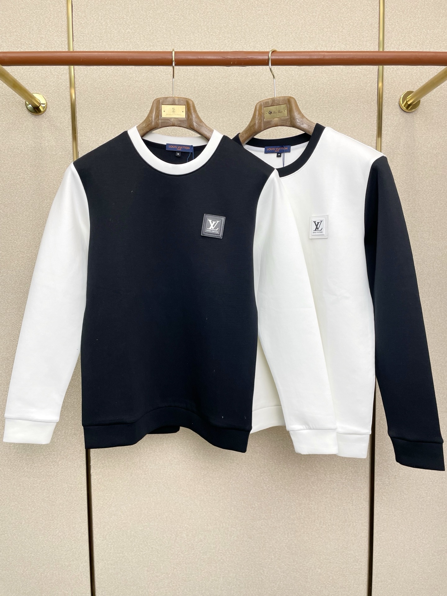 NO:690823,.Louis Vuitton Louis Vuitton exclusively provides new original men's casual sweatshirts. High-end customization. High-end version. Fashionable and versatile imported fabrics. Super soft and delicate feel. Skin-friendly and comfortable to wear. High-end boutique. The upper body is finely made by the factory. It is a must-have item for men. Three standards are complete. Size M-3XL,,louis vuitton,louis vuitton,hoodie,sweatshirts,19860909.Louis Vuitton路易威登独家专供新款原单男士休闲卫衣 高端定制 高端版本 时尚百搭爆款进口面料 手感超柔软细腻 穿着亲肤舒适 高端精品 代工厂精细做上身非常赞 男士必备单品 三标齐全 码数M-3XL,,louis vuitton,louis vuitton,hoodie,sweatshirts,,Men's clothing