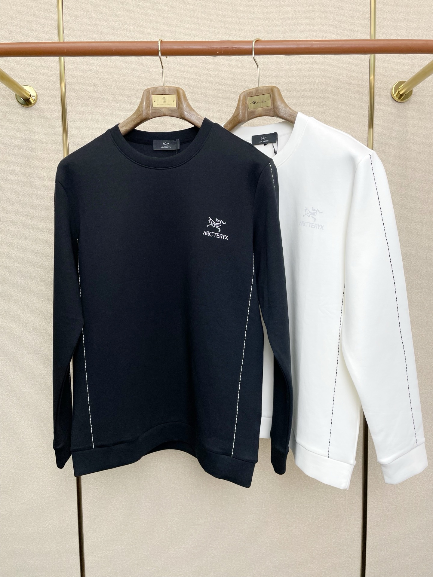 NO:690831,.Arc’teryx exclusively provides new original men’s casual sweatshirts. High-end customization. High-end version. Fashionable and versatile imported fabrics. Super soft and delicate feel. Skin-friendly and comfortable to wear. High-end boutique. The upper body is finely made by the factory. It is a must-have item for men. Three standards are complete. Size M-3XL, arc'teryx, hoodie, sweatshirts,19860909.Arc’teryx始祖鸟独家专供新款原单男士休闲卫衣 高端定制 高端版本 时尚百搭爆款进口面料 手感超柔软细腻 穿着亲肤舒适 高端精品 代工厂精细做上身非常赞 男士必备单品 三标齐全 码数M-3XL,arc'teryx,hoodie,sweatshirts,,Men's clothing