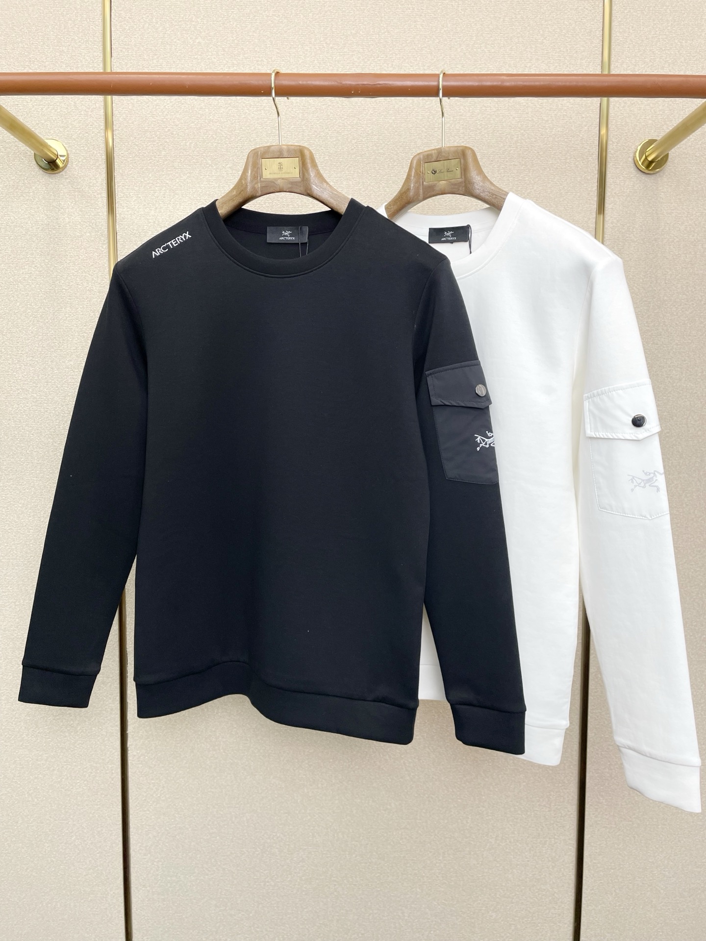 NO:684995,.Arc’teryx exclusively provides new original men’s casual sweatshirts. High-end customization. High-end version. Fashionable and versatile imported fabrics. Super soft and delicate feel. Skin-friendly and comfortable to wear. High-end boutique. The upper body is finely made by the factory. It is a must-have item for men. Three standards are complete. Size M-3XL, arc'teryx, hoodie, sweatshirts,19860909.Arc’teryx始祖鸟独家专供新款原单男士休闲卫衣 高端定制 高端版本 时尚百搭爆款进口面料 手感超柔软细腻 穿着亲肤舒适 高端精品 代工厂精细做上身非常赞 男士必备单品 三标齐全 码数M-3XL,arc'teryx,hoodie,sweatshirts,,Men's clothing