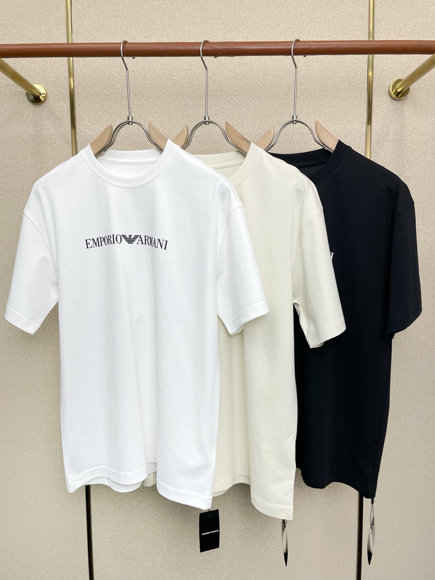 NO:690848,.ARMANI exclusively supplies new original men's casual short-sleeves, high-end customization, high-end versions, fashionable and versatile imported fabrics, super soft and delicate to the touch, skin-friendly and comfortable to wear, high-end boutique, the upper body is exquisitely made by the OEM, a must-have item for men, complete with three standards, size M-3XL,,armani,armani,T-shirt,19860909.ARMANI阿玛尼独家专供新款原单男士休闲短袖 高端定制 高端版本 时尚百搭爆款进口面料 手感超柔软细腻 穿着亲肤舒适 高端精品 代工厂精细做上身非常赞 男士必备单品 三标齐全 码数M-3XL,,armani,armani,T-shirt,,Men's clothing