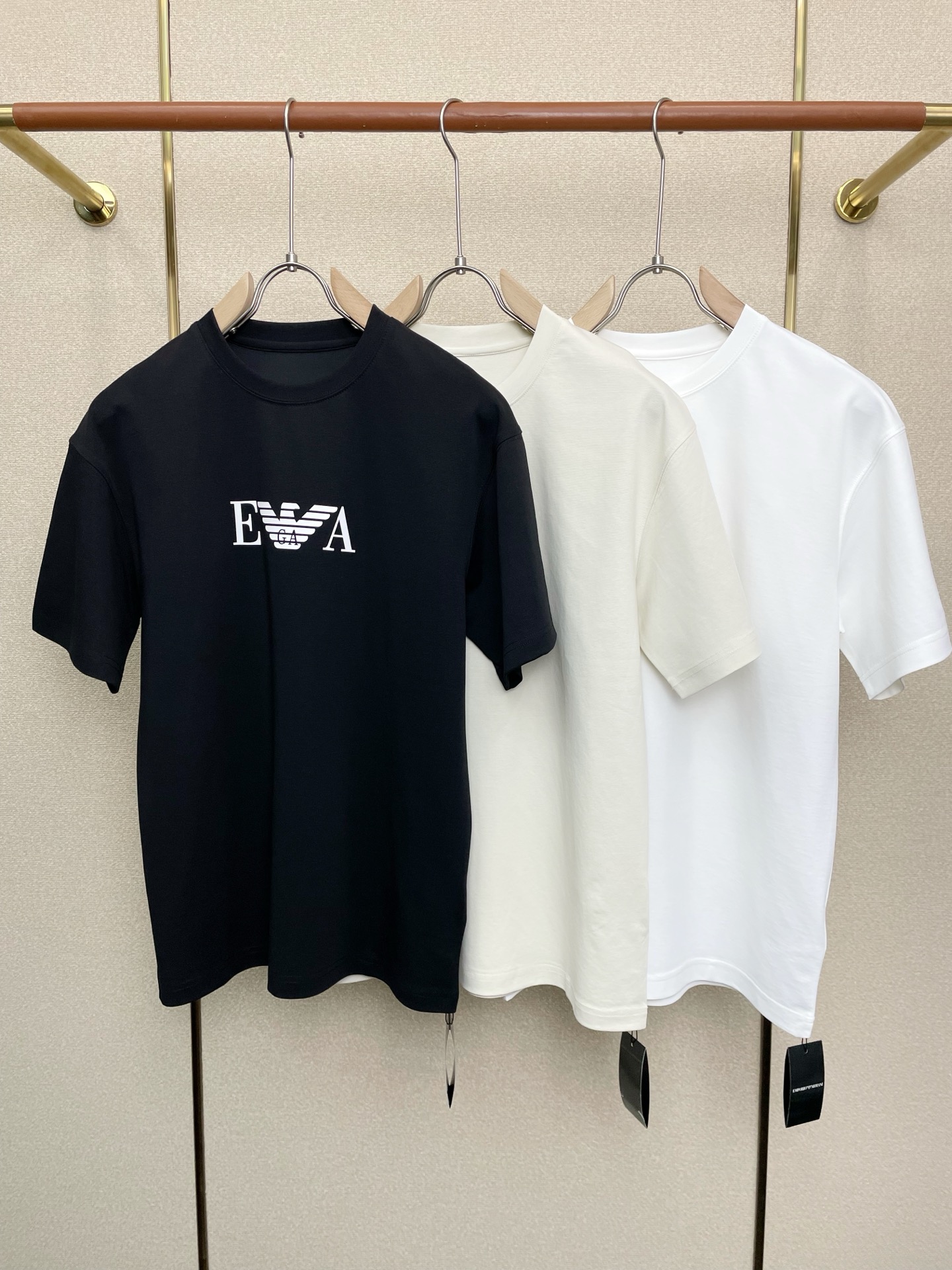 NO:690834,.ARMANI exclusively supplies new original men's casual short-sleeves, high-end customization, high-end versions, fashionable and versatile imported fabrics, super soft and delicate to the touch, skin-friendly and comfortable to wear, high-end boutique, the upper body is exquisitely made by the OEM, a must-have item for men, complete with three standards, size M-3XL,,armani,armani,T-shirt,19860909.ARMANI阿玛尼独家专供新款原单男士休闲短袖 高端定制 高端版本 时尚百搭爆款进口面料 手感超柔软细腻 穿着亲肤舒适 高端精品 代工厂精细做上身非常赞 男士必备单品 三标齐全 码数M-3XL,,armani,armani,T-shirt,,Men's clothing