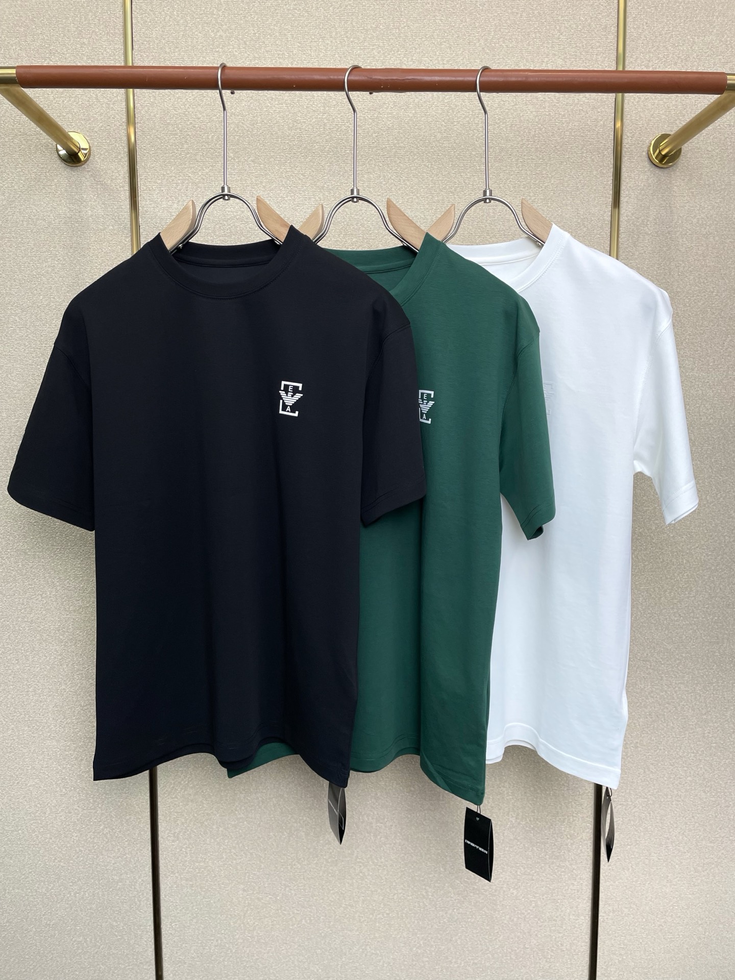 NO:690841,.ARMANI exclusively supplies new original men's casual short-sleeves, high-end customization, high-end versions, fashionable and versatile imported fabrics, super soft and delicate to the touch, skin-friendly and comfortable to wear, high-end boutique, the upper body is exquisitely made by the OEM, a must-have item for men, complete with three standards, size M-3XL,,armani,armani,T-shirt,19860909.ARMANI阿玛尼独家专供新款原单男士休闲短袖 高端定制 高端版本 时尚百搭爆款进口面料 手感超柔软细腻 穿着亲肤舒适 高端精品 代工厂精细做上身非常赞 男士必备单品 三标齐全 码数M-3XL,,armani,armani,T-shirt,,Men's clothing