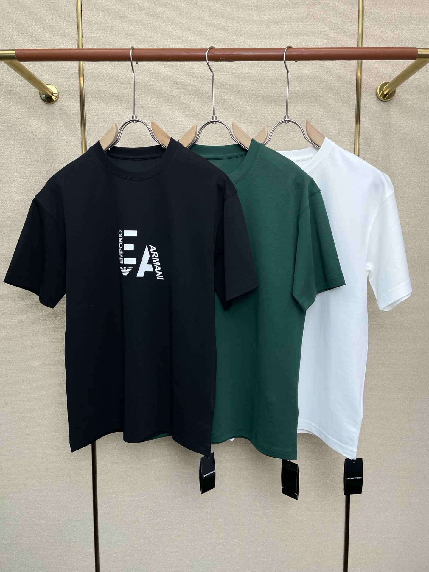 NO:685003,.ARMANI exclusively supplies new original men's casual short-sleeves, high-end customization, high-end versions, fashionable and versatile imported fabrics, super soft and delicate to the touch, skin-friendly and comfortable to wear, high-end boutique, the upper body is exquisitely made by the OEM, a must-have item for men, complete with three standards, size M-3XL,,armani,armani,T-shirt,19860909.ARMANI阿玛尼独家专供新款原单男士休闲短袖 高端定制 高端版本 时尚百搭爆款进口面料 手感超柔软细腻 穿着亲肤舒适 高端精品 代工厂精细做上身非常赞 男士必备单品 三标齐全 码数M-3XL,,armani,armani,T-shirt,,Men's clothing