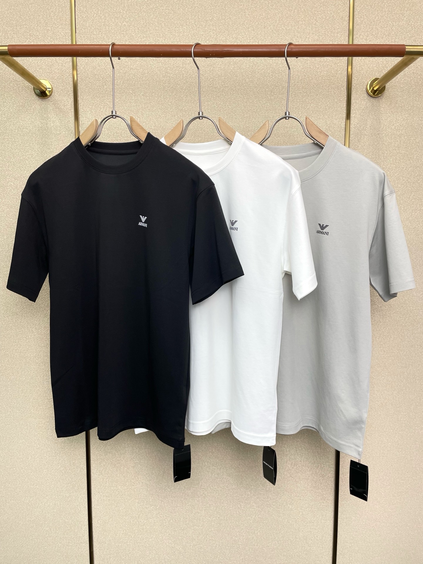 NO:690856,.ARMANI exclusively supplies new original men's casual short-sleeves, high-end customization, high-end versions, fashionable and versatile imported fabrics, super soft and delicate to the touch, skin-friendly and comfortable to wear, high-end boutique, the upper body is exquisitely made by the OEM, a must-have item for men, complete with three standards, size M-3XL,,armani,armani,T-shirt,19860909.ARMANI阿玛尼独家专供新款原单男士休闲短袖 高端定制 高端版本 时尚百搭爆款进口面料 手感超柔软细腻 穿着亲肤舒适 高端精品 代工厂精细做上身非常赞 男士必备单品 三标齐全 码数M-3XL,,armani,armani,T-shirt,,Men's clothing