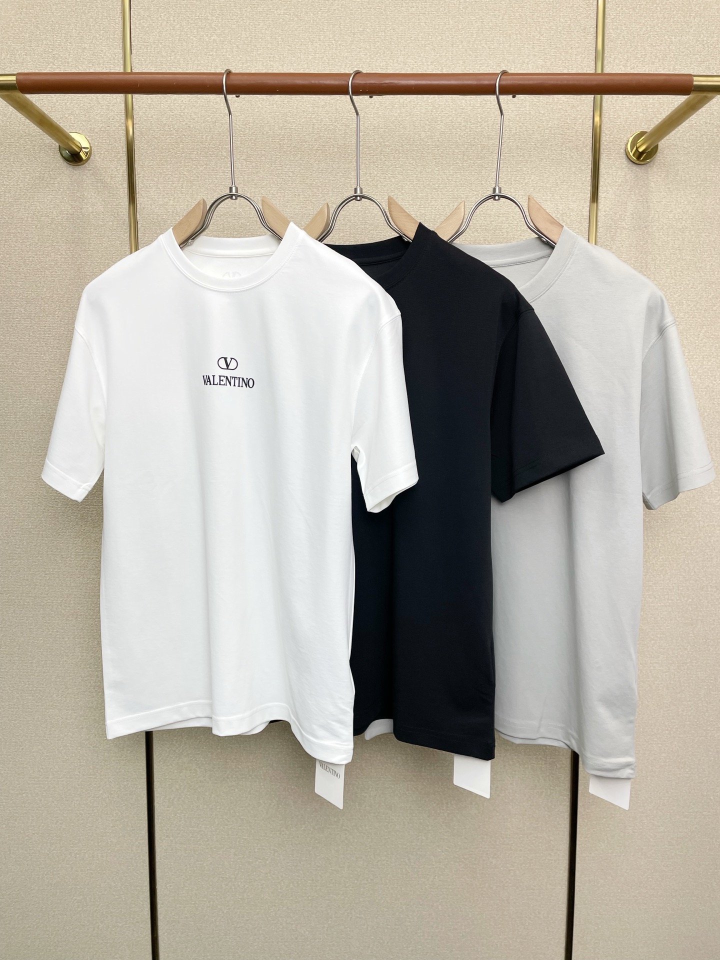 NO:685007,.VALENTINO Exclusively supplies new original men's casual short-sleeves, high-end customization, high-end version, fashionable and versatile imported fabrics, super soft and delicate to the touch, skin-friendly and comfortable to wear, high-end boutique, the upper body is exquisitely made by the factory, a must-have item for men, complete with three standards, size M-3XL,, valentino, valentino, T-shirt,19860909.VALENTINO华伦天奴独家专供新款原单男士休闲短袖 高端定制 高端版本 时尚百搭爆款进口面料 手感超柔软细腻 穿着亲肤舒适 高端精品 代工厂精细做上身非常赞 男士必备单品 三标齐全 码数M-3XL,,valentino,valentino,T-shirt,,Men's clothing