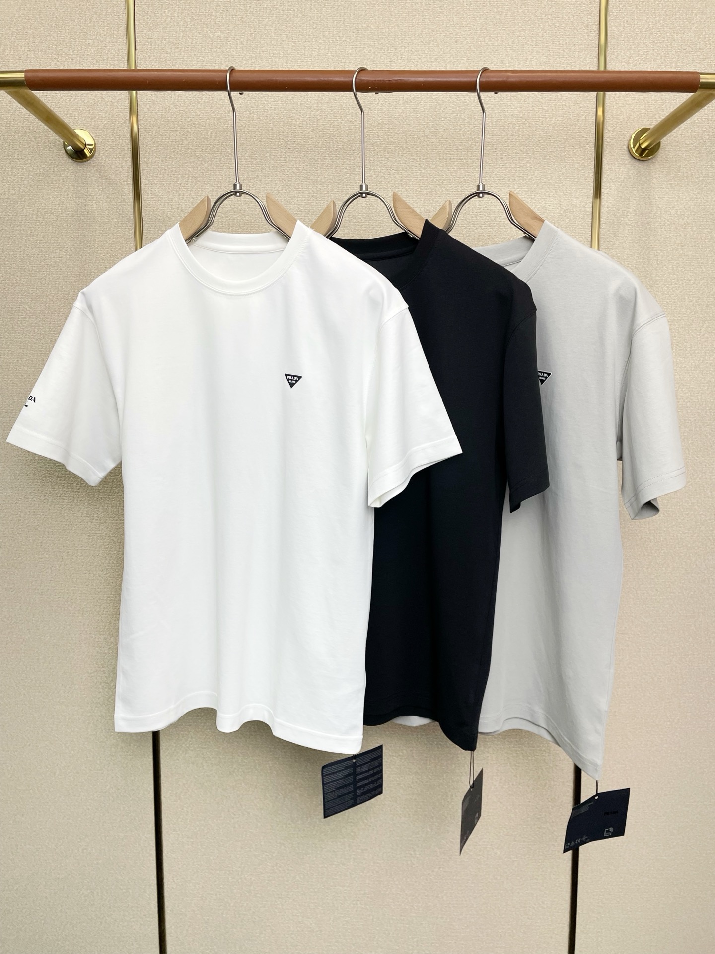 NO:685015,.Prada exclusively supplies new original men's casual short-sleeves. High-end customization. High-end version. Fashionable and versatile imported fabrics. Super soft and delicate feel. Skin-friendly and comfortable to wear. High-end boutique. The upper body is exquisitely made by the factory. A must-have item for men. Complete with three standards. Size M-3XL, prada, prada, T-shirt,19860909.Prada普拉达独家专供新款原单男士休闲短袖 高端定制 高端版本 时尚百搭爆款进口面料 手感超柔软细腻 穿着亲肤舒适 高端精品 代工厂精细做上身非常赞 男士必备单品 三标齐全 码数M-3XL,,prada,prada,T-shirt,,Men's clothing