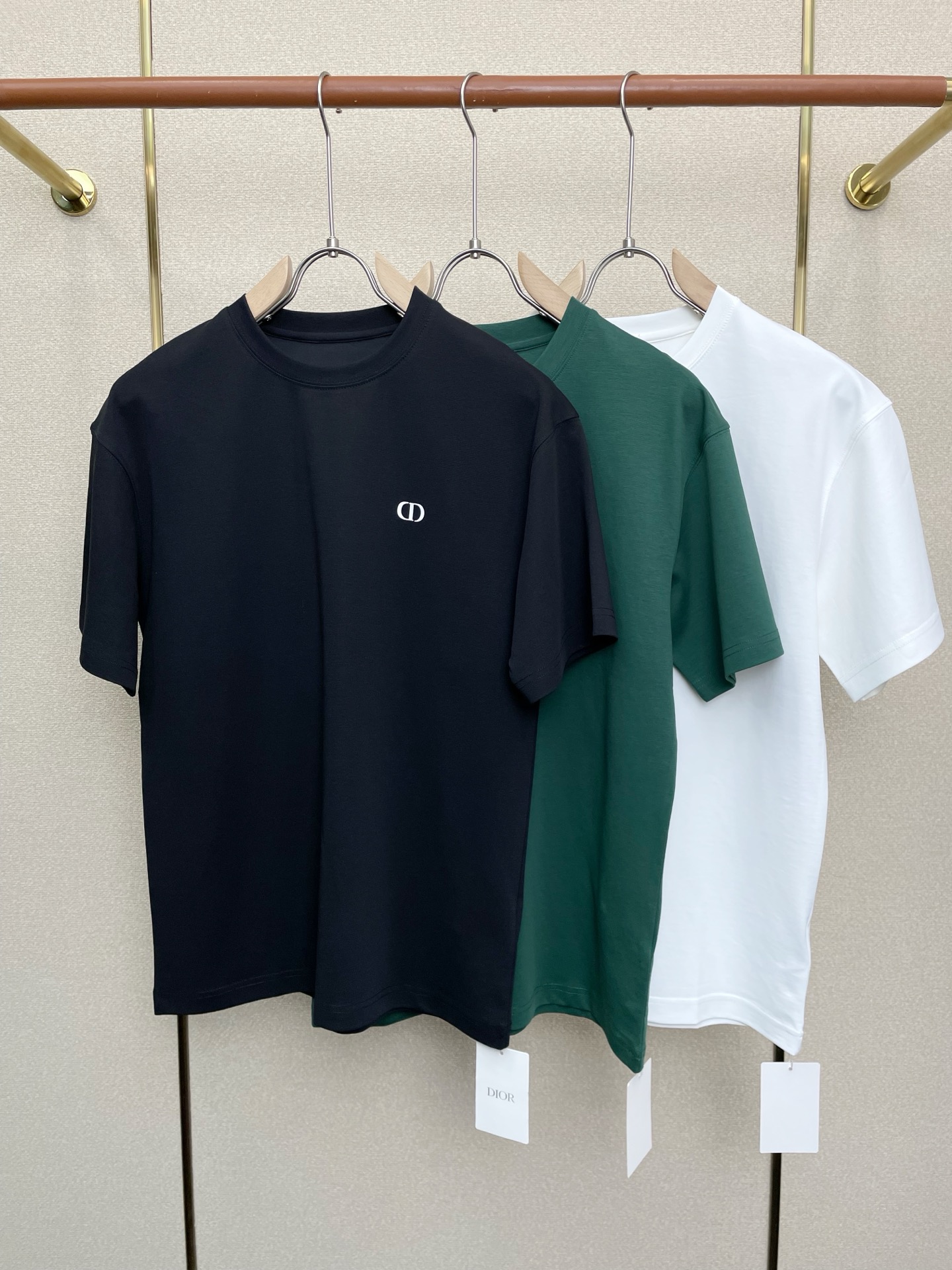 NO:684999,.Dior Dior exclusively provides new original men's casual short sleeves. High-end customization. High-end version. Fashionable and versatile imported fabrics. Super soft and delicate feel. Skin-friendly and comfortable to wear. High-end boutique. The upper body is exquisitely made by the factory. A must-have item for men. Complete with three standards. Size M-3XL, dior, dior, T-shirt,19860909.Dior迪奥独家专供新款原单男士休闲短袖 高端定制 高端版本 时尚百搭爆款进口面料 手感超柔软细腻 穿着亲肤舒适 高端精品 代工厂精细做上身非常赞 男士必备单品 三标齐全 码数M-3XL,,dior,dior,T-shirt,,Men's clothing