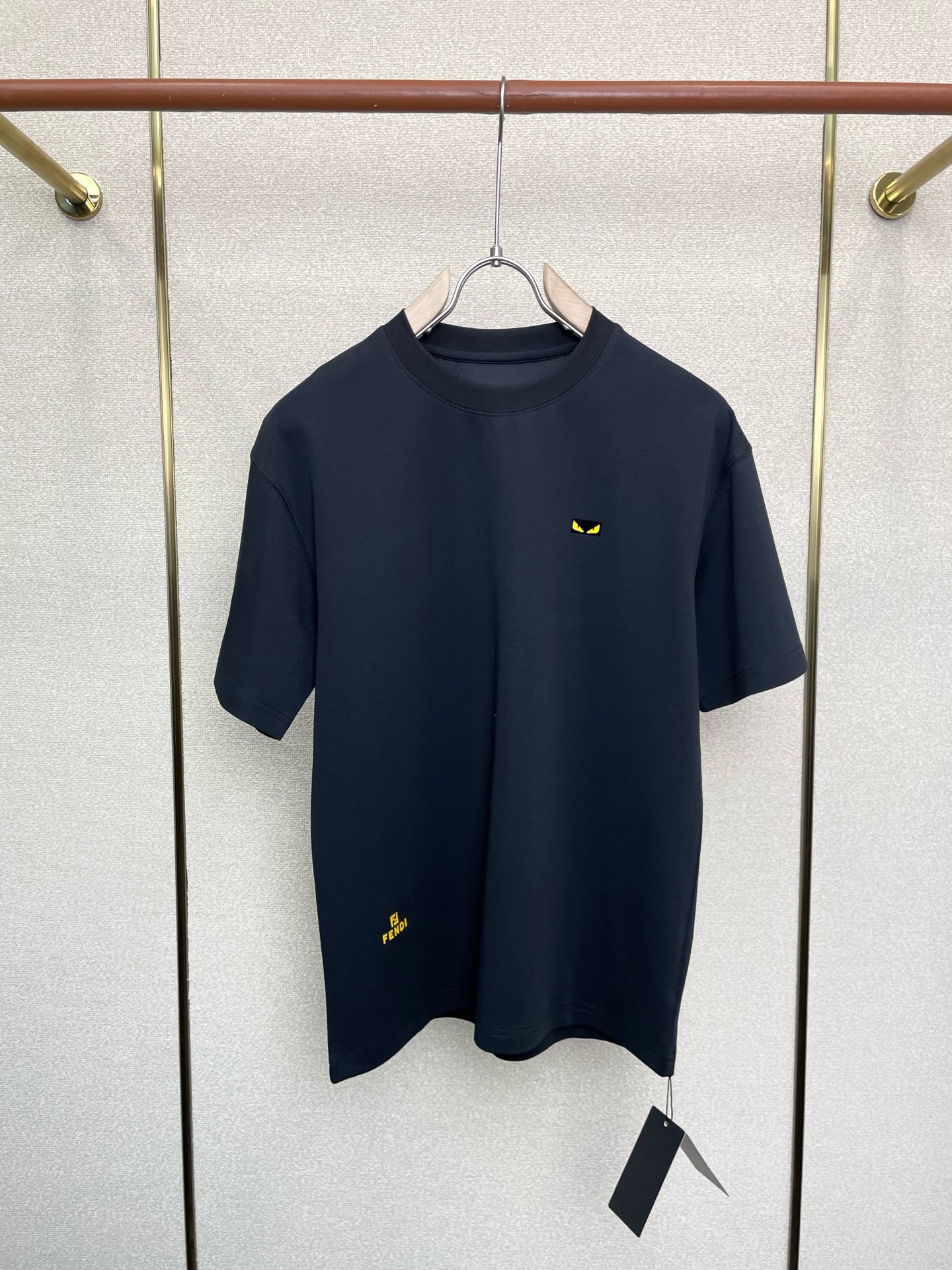 NO:684989,.FENDI Fendi exclusively provides new original men's casual short sleeves. High-end customization. High-end version. Fashionable and versatile imported fabrics. Super soft and delicate feel. Skin-friendly and comfortable to wear. High-end boutique. The upper body is exquisitely made by the factory. A must-have item for men. Three complete standards. Size M-3XL,,fendi,fendi, T-shirt,19860909.FENDI芬迪独家专供新款原单男士休闲短袖 高端定制 高端版本 时尚百搭爆款进口面料 手感超柔软细腻 穿着亲肤舒适 高端精品 代工厂精细做上身非常赞 男士必备单品 三标齐全 码数M-3XL,,fendi,fendi,T-shirt,,Men's clothing