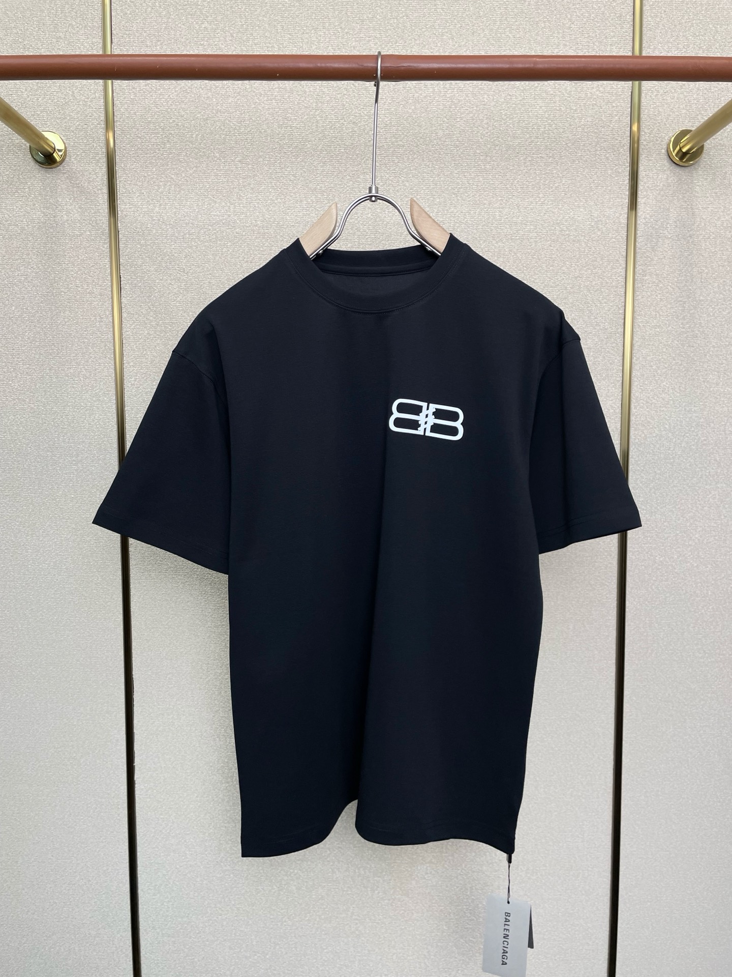 NO:685020,.Balenciaga exclusively supplies new original men's casual short sleeves. High-end customization. High-end version. Fashionable and versatile imported fabrics. Super soft and delicate feel. Skin-friendly and comfortable to wear. High-end boutique. The upper body is exquisitely made by the factory. A must-have item for men. Three complete standards. Size M-3XL,,balenciaga,balenciaga,T-shirt,19860909.Balenciaga巴黎世家独家专供新款原单男士休闲短袖 高端定制 高端版本 时尚百搭爆款进口面料 手感超柔软细腻 穿着亲肤舒适 高端精品 代工厂精细做上身非常赞 男士必备单品 三标齐全 码数M-3XL,,balenciaga,balenciaga,T-shirt,,Men's clothing