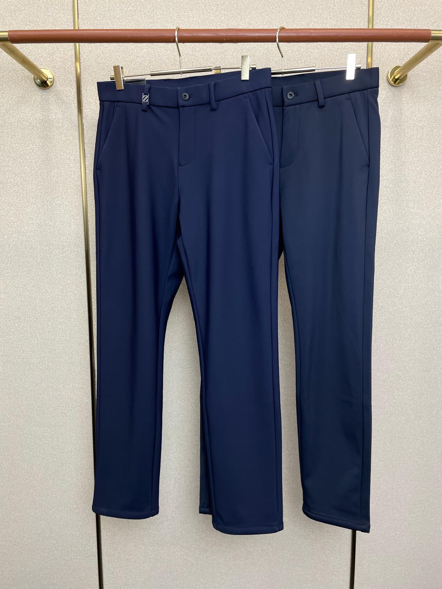 NO:690809,.ZEGNA Ermenegildo Zegna velvet casual pants are exclusively for new casual pants, high-end version, counter-customized fabrics, high breathability and comfort, impeccable details, brand element design concept, reflecting high quality. It feels delicate and soft!  It presents a casual cut and the upper body shape is awesome!  Code number 29-40,,zegna,19860909.ZEGNA杰尼亚加绒休闲裤独家专供新款休闲裤 高端版本 专柜定制面料 透气舒适度高,细节无可挑剔,品牌元素设计理念,体现高品质.手感细腻柔软！呈现休闲裁剪,上身版型超赞！码数29-40,,zegna,,Men's clothing