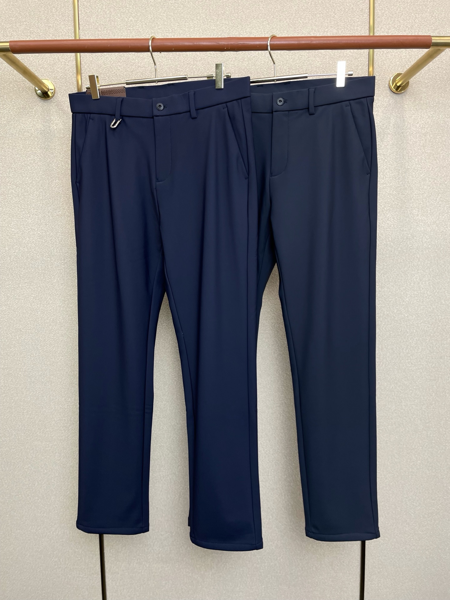 NO:690813,.Louis Vuitton Louis Vuitton velvet casual pants are exclusively for new casual pants. High-end version. Custom-made fabrics at the counter. Highly breathable and comfortable, impeccable details, brand element design concept, reflecting high quality. It feels delicate and soft!  It presents a casual cut and the upper body shape is awesome!  Code number 29-40,,louis vuitton,louis vuitton,19860909.Louis Vuitton路易威登加绒休闲裤独家专供新款休闲裤 高端版本 专柜定制面料 透气舒适度高,细节无可挑剔,品牌元素设计理念,体现高品质.手感细腻柔软！呈现休闲裁剪,上身版型超赞！码数29-40,,louis vuitton,louis vuitton,,Men's clothing