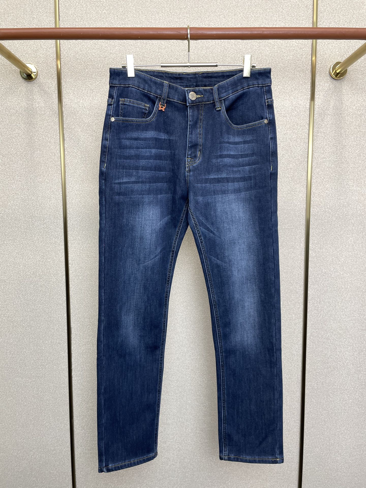 NO:691730,.Hermès Hermès velvet jeans are exclusively for high-end versions of new casual jeans. The fabrics are customized at the counter. They are highly breathable and comfortable, with impeccable details. The brand element design concept reflects high quality. It feels delicate and soft!  It presents a casual cut and the upper body shape is awesome!  Code number 29-40,,hermes,hermes,jeans,19860909.Hermès爱马仕加绒牛仔裤独家专供新款休闲牛仔裤高端版本 专柜定制面料 透气舒适度高,细节无可挑剔,品牌元素设计理念,体现高品质.手感细腻柔软！呈现休闲裁剪,上身版型超赞！码数29-40,,hermes,hermes,jeans,,Men's clothing