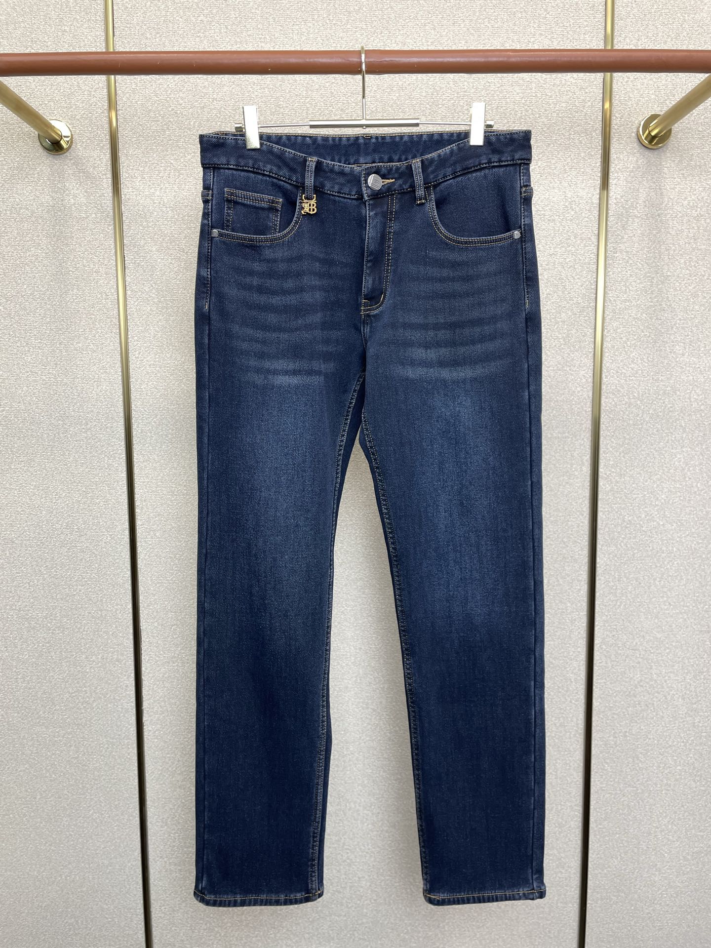 NO:691722,.Burberry's velvet jeans are exclusively for high-end versions of new casual jeans. The fabrics are customized at the counter. They are highly breathable and comfortable, with impeccable details. The brand element design concept embodies high quality. It feels delicate and soft!  It presents a casual cut and the upper body shape is awesome!  Code number 29-40,,burberry,burberry,jeans,19860909.Burberry巴宝莉加绒牛仔裤独家专供新款休闲牛仔裤高端版本 专柜定制面料 透气舒适度高,细节无可挑剔,品牌元素设计理念,体现高品质.手感细腻柔软！呈现休闲裁剪,上身版型超赞！码数29-40,,burberry,burberry,jeans,,Men's clothing