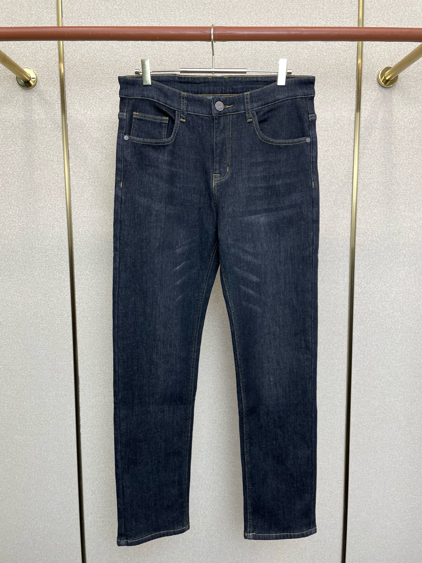 NO:691701,.Dolce&Gabbana Dolce & Gabbana velvet jeans are exclusively for high-end versions of new casual jeans. Custom-made fabrics at the counter. Highly breathable and comfortable, with impeccable details. The brand element design concept reflects high quality. It feels delicate and soft!  It presents a casual cut and the upper body shape is awesome!  Size 29-40,,Dolce&Gabbana,Dolce&Gabbana,jeans,19860909.Dolce&Gabbana杜嘉班纳加绒牛仔裤独家专供新款休闲牛仔裤高端版本 专柜定制面料 透气舒适度高,细节无可挑剔,品牌元素设计理念,体现高品质.手感细腻柔软！呈现休闲裁剪,上身版型超赞！码数29-40,,Dolce&Gabbana,Dolce&Gabbana,jeans,,Men's clothing