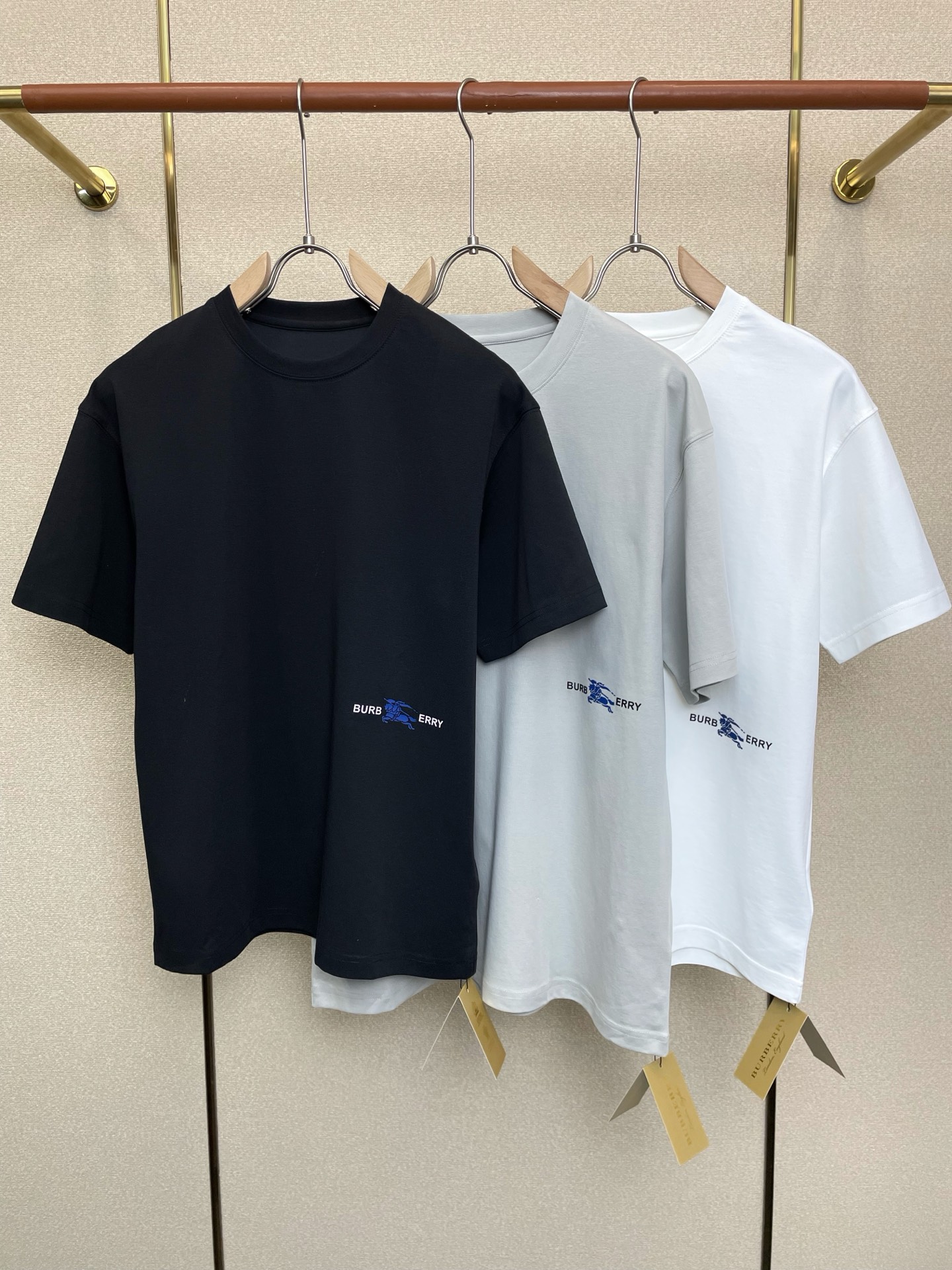 NO:691723,.Burberry exclusively supplies new original men's casual short sleeves. High-end customization. High-end version. Fashionable and versatile imported fabrics. Super soft and delicate feel. Skin-friendly and comfortable to wear. High-end boutique. The upper body is exquisitely made by the factory. A must-have item for men. Three complete standards. Size M-3XL,,burberry,burberry,T-shirt,19860909.Burberry巴宝莉独家专供新款原单男士休闲短袖 高端定制 高端版本 时尚百搭爆款进口面料 手感超柔软细腻 穿着亲肤舒适 高端精品 代工厂精细做上身非常赞 男士必备单品 三标齐全 码数M-3XL,,burberry,burberry,T-shirt,,Men's clothing