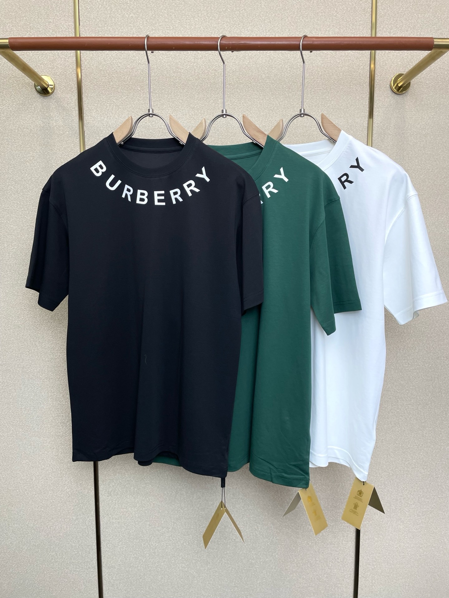 NO:691733,.Burberry exclusively supplies new original men's casual short sleeves. High-end customization. High-end version. Fashionable and versatile imported fabrics. Super soft and delicate feel. Skin-friendly and comfortable to wear. High-end boutique. The upper body is exquisitely made by the factory. A must-have item for men. Three complete standards. Size M-3XL,,burberry,burberry,T-shirt,19860909.Burberry巴宝莉独家专供新款原单男士休闲短袖 高端定制 高端版本 时尚百搭爆款进口面料 手感超柔软细腻 穿着亲肤舒适 高端精品 代工厂精细做上身非常赞 男士必备单品 三标齐全 码数M-3XL,,burberry,burberry,T-shirt,,Men's clothing