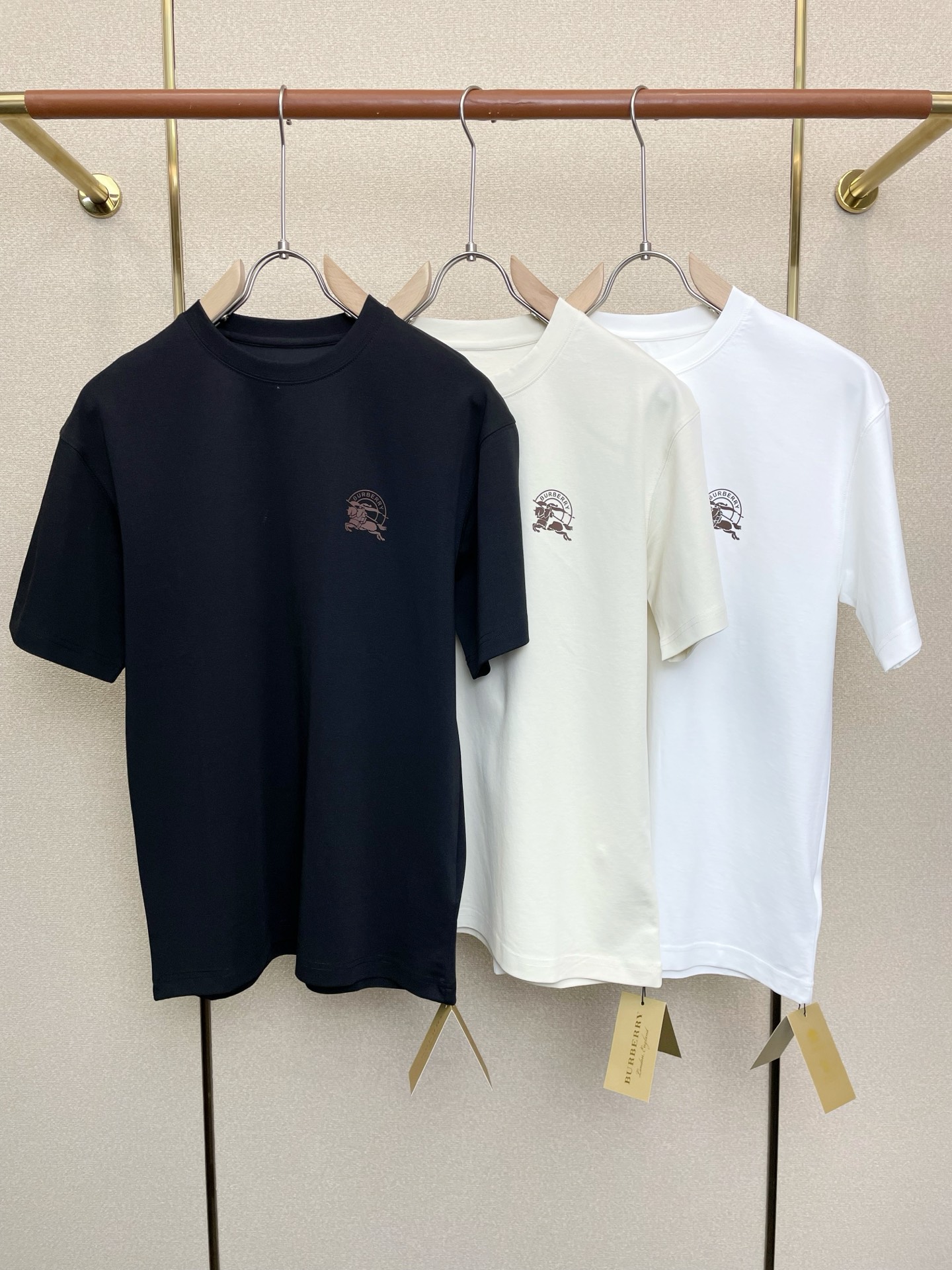 NO:691729,.Burberry exclusively supplies new original men's casual short sleeves. High-end customization. High-end version. Fashionable and versatile imported fabrics. Super soft and delicate feel. Skin-friendly and comfortable to wear. High-end boutique. The upper body is exquisitely made by the factory. A must-have item for men. Three complete standards. Size M-3XL,,burberry,burberry,T-shirt,19860909.Burberry巴宝莉独家专供新款原单男士休闲短袖 高端定制 高端版本 时尚百搭爆款进口面料 手感超柔软细腻 穿着亲肤舒适 高端精品 代工厂精细做上身非常赞 男士必备单品 三标齐全 码数M-3XL,,burberry,burberry,T-shirt,,Men's clothing