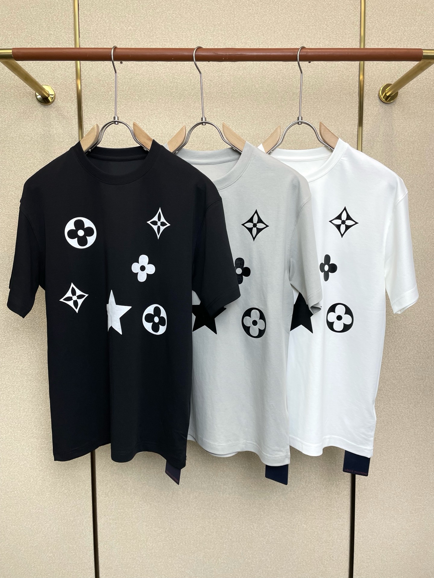 NO:691740,.Louis Vuitton Louis Vuitton exclusively offers new original men's casual short sleeves. High-end customization. High-end version. Fashionable and versatile imported fabrics. Super soft and delicate feel. Skin-friendly and comfortable to wear. High-end boutique. The upper body is finely made by the factory. It is a must-have item for men. Three standards are complete. Size M-3XL,, louis vuitton, louis vuitton, T-shirt,19860909.Louis Vuitton路易威登独家专供新款原单男士休闲短袖 高端定制 高端版本 时尚百搭爆款进口面料 手感超柔软细腻 穿着亲肤舒适 高端精品 代工厂精细做上身非常赞 男士必备单品 三标齐全 码数M-3XL,,louis vuitton,louis vuitton,T-shirt,,Men's clothing