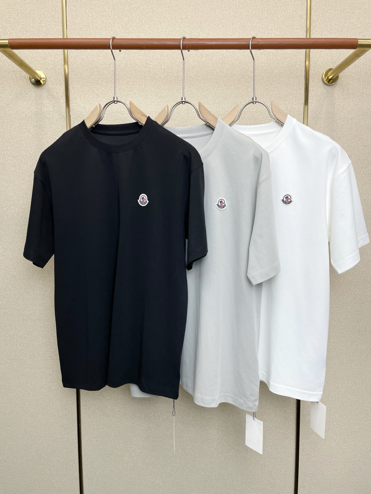 NO:691743,.Moncler Moncler Men's Men's Casual Short Sleeves are exclusively available for new models. High-end customization. High-end version. Fashionable and versatile imported fabrics. Super soft and delicate feel. Skin-friendly and comfortable to wear. High-end boutique. The upper body is finely made by the factory. It is a must-have item for men. Complete with three standards. Size M-3XL, Moncler, T-shirt,19860909.Moncler蒙口独家专供新款原单男士休闲短袖 高端定制 高端版本 时尚百搭爆款进口面料 手感超柔软细腻 穿着亲肤舒适 高端精品 代工厂精细做上身非常赞 男士必备单品 三标齐全 码数M-3XL,,Moncler,T-shirt,,Men's clothing