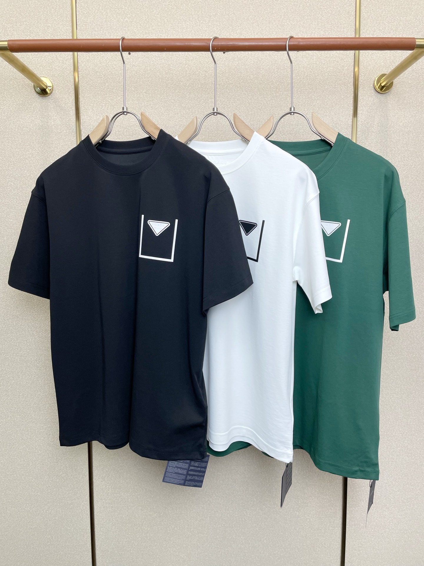 NO:691760,.Prada exclusively supplies new original men's casual short-sleeves. High-end customization. High-end version. Fashionable and versatile imported fabrics. Super soft and delicate feel. Skin-friendly and comfortable to wear. High-end boutique. The upper body is exquisitely made by the factory. A must-have item for men. Complete with three standards. Size M-3XL, prada, prada, T-shirt,19860909.Prada普拉达独家专供新款原单男士休闲短袖 高端定制 高端版本 时尚百搭爆款进口面料 手感超柔软细腻 穿着亲肤舒适 高端精品 代工厂精细做上身非常赞 男士必备单品 三标齐全 码数M-3XL,,prada,prada,T-shirt,,Men's clothing