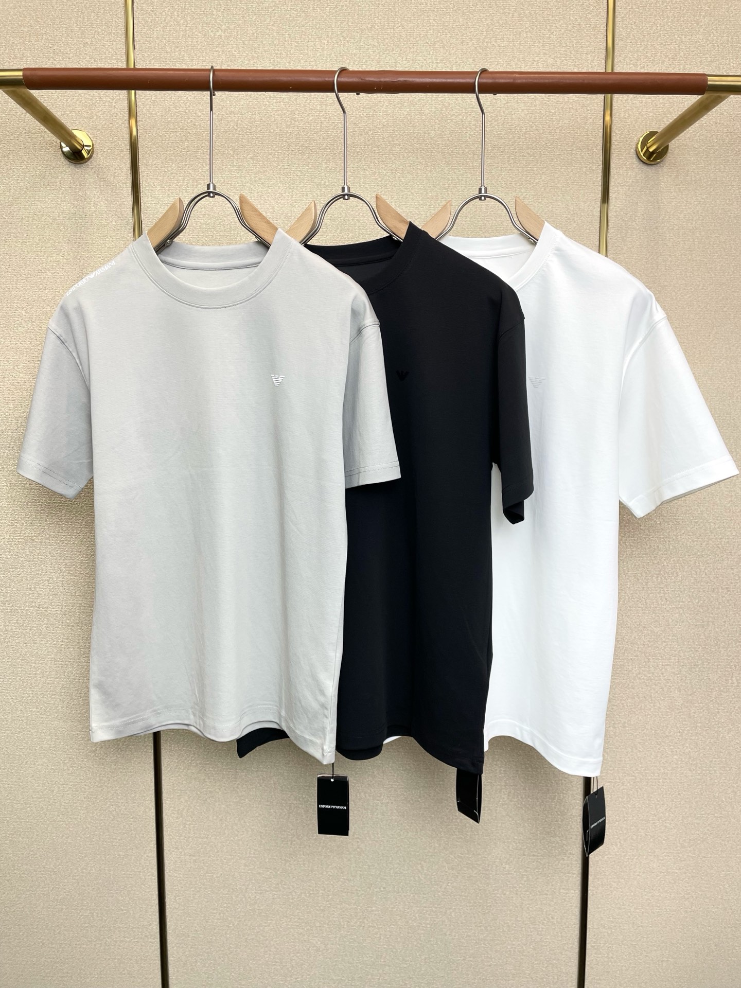 NO:691752,.ARMANI exclusively supplies new original men's casual short-sleeves, high-end customization, high-end versions, fashionable and versatile imported fabrics, super soft and delicate to the touch, skin-friendly and comfortable to wear, high-end boutique, the upper body is exquisitely made by the OEM, a must-have item for men, complete with three standards, size M-3XL,,armani,armani,T-shirt,19860909.ARMANI阿玛尼独家专供新款原单男士休闲短袖 高端定制 高端版本 时尚百搭爆款进口面料 手感超柔软细腻 穿着亲肤舒适 高端精品 代工厂精细做上身非常赞 男士必备单品 三标齐全 码数M-3XL,,armani,armani,T-shirt,,Men's clothing