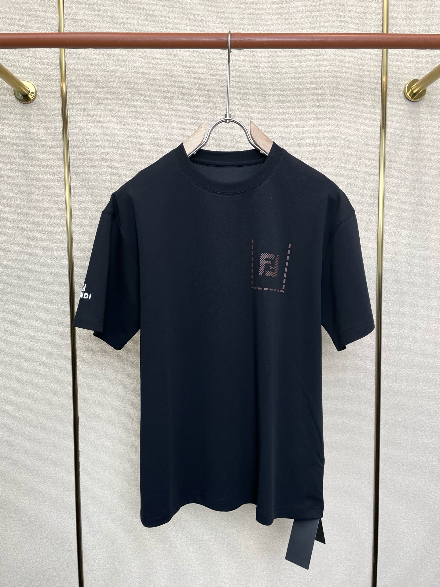 。FENDI芬迪💥砸锅卖铁都要上的新款新款原单男士休闲短袖 高端定制 高端版本 时尚百搭爆款⚠️⚠️✨✨