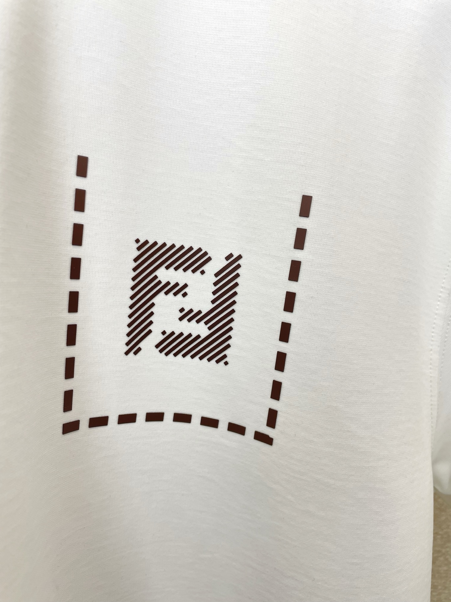 。FENDI芬迪💥砸锅卖铁都要上的新款新款原单男士休闲短袖 高端定制 高端版本 时尚百搭爆款⚠️⚠️✨✨