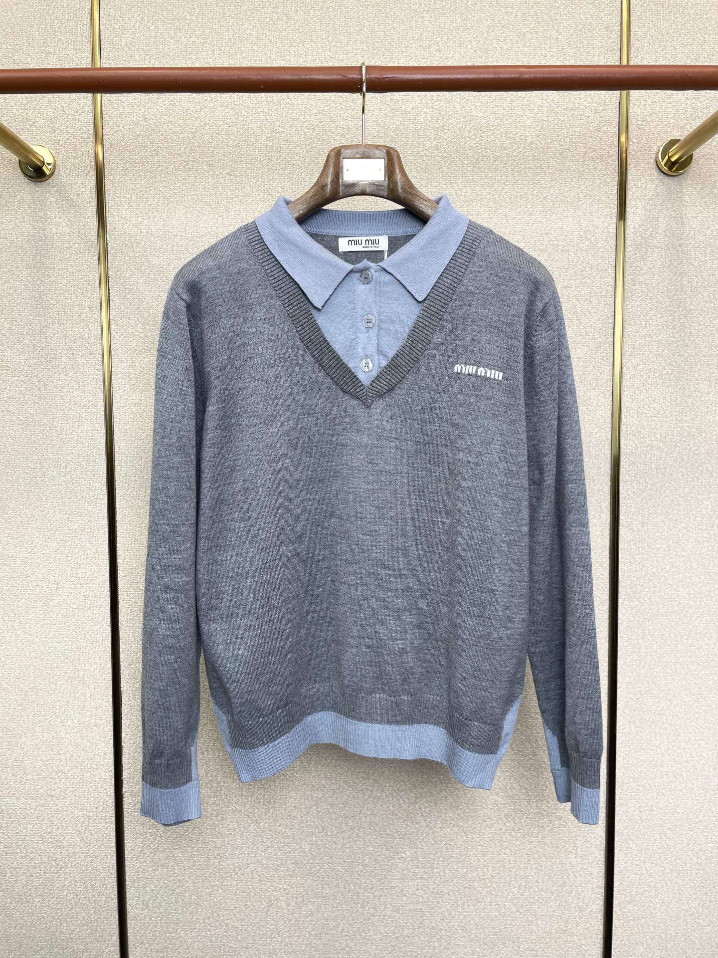 NO:690821,.Miumiu exclusively provides autumn and winter new original men's casual fake two-piece collared sweaters. High-end customization. High version. Fashionable and versatile original imported fabrics. Collar and hem logo pattern design. Super soft and delicate feel. Skin-friendly and comfortable to wear. High-end boutique. The upper body is made with great precision by the OEM. Men's must-have items. Three standards are complete. Sizes S-2XL,,miumiu,sweaters,19860909.Miumiu缪谬独家专供秋冬新款原单男士休闲假两件领毛衣 高端定制 高版本 时尚百搭爆款原版进口面料 领口衣摆 logo图案设计 手感超柔软细腻 穿着亲肤舒适 高端精品 代工厂精细做上身非常赞 男士必备单品 三标齐全 尺码S-2XL,,miumiu,sweaters,,Men's clothing