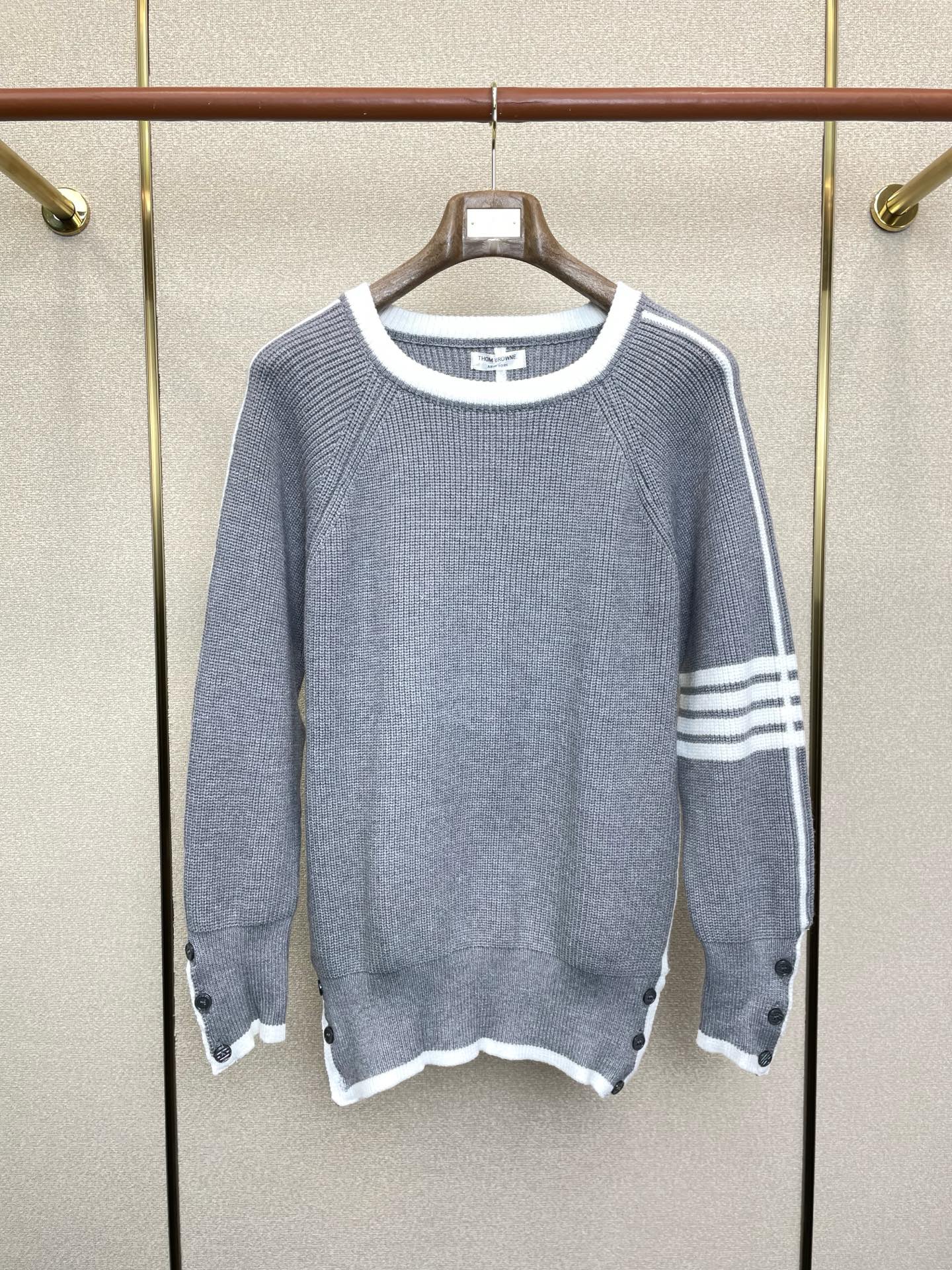 NO:690828,.Thom Browne exclusively provides autumn and winter new original men's casual sweaters. High-end customization. High version. Fashionable and versatile original imported fabrics. Logo pattern design on collar and hem. Super soft and delicate feel. Skin-friendly and comfortable to wear. High-end boutique. The upper body is made with great precision by the OEM. Men's essential items. Three complete standards. Sizes S-2XL,,thom browne,sweaters,19860909.Thom Browne汤姆布朗独家专供秋冬新款原单男士休闲毛衣 高端定制 高版本 时尚百搭爆款原版进口面料 领口衣摆 logo图案设计 手感超柔软细腻 穿着亲肤舒适 高端精品 代工厂精细做上身非常赞 男士必备单品 三标齐全 尺码S-2XL,,thom browne,sweaters,,Men's clothing