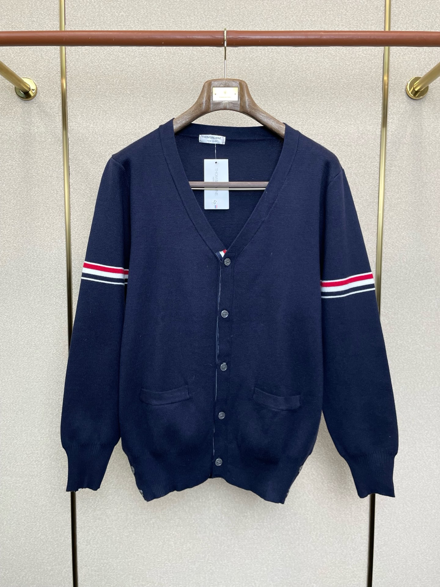 NO:690825,.Thom Browne exclusively provides autumn and winter new original men's casual sweater cardigans. High-end customization. High version. Fashionable and versatile original imported fabrics. Collar and hem logo pattern design. Super soft and delicate feel. Skin-friendly and comfortable to wear. High-end boutique. The upper body is made by the factory. It is a must-have item for men. Three standards are complete. Sizes S-2XL,,thom browne,sweaters,19860909.Thom Browne汤姆布朗独家专供秋冬新款原单男士休闲毛衣开衫 高端定制 高版本 时尚百搭爆款原版进口面料 领口衣摆 logo图案设计 手感超柔软细腻 穿着亲肤舒适 高端精品 代工厂精细做上身非常赞 男士必备单品 三标齐全 尺码S-2XL,,thom browne,sweaters,,Men's clothing