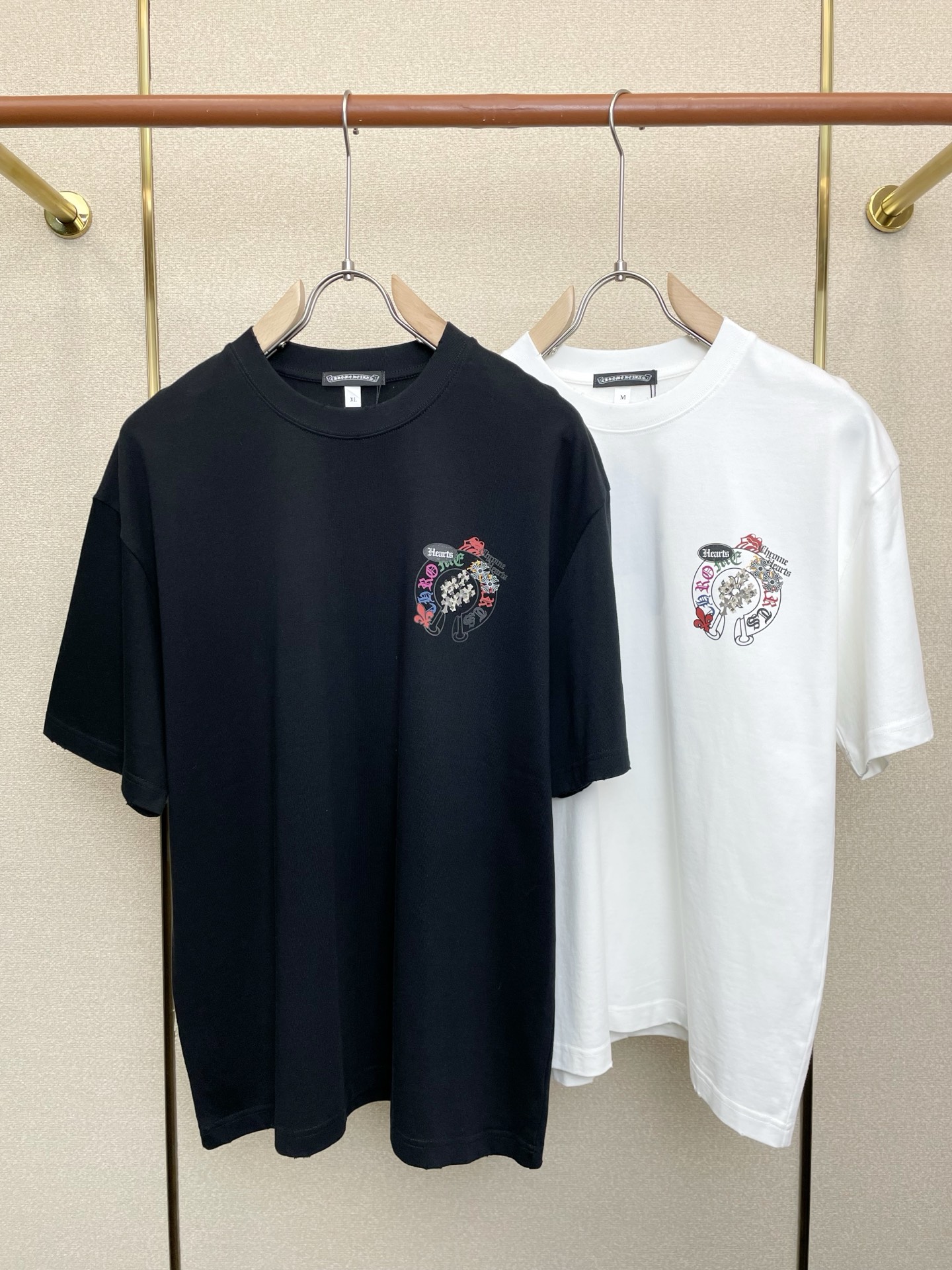 NO:690842,.Chrome hearts are exclusive to the new original men's casual short sleeves, high-end customization, high-end version, fashionable and versatile imported fabrics, super soft and delicate to the touch, skin-friendly and comfortable to wear, high-end boutique, the upper body is exquisitely made by the factory, a must-have item for men, complete with three standards, size M-2XL,, chrome hearts, chrome hearts, T-shirt,19860909.Chrome hearts克罗心独家专供新款原单男士休闲短袖 高端定制 高端版本 时尚百搭爆款进口面料 手感超柔软细腻 穿着亲肤舒适 高端精品 代工厂精细做上身非常赞 男士必备单品 三标齐全 码数M-2XL,,chrome hearts,chrome hearts,T-shirt,,Men's clothing