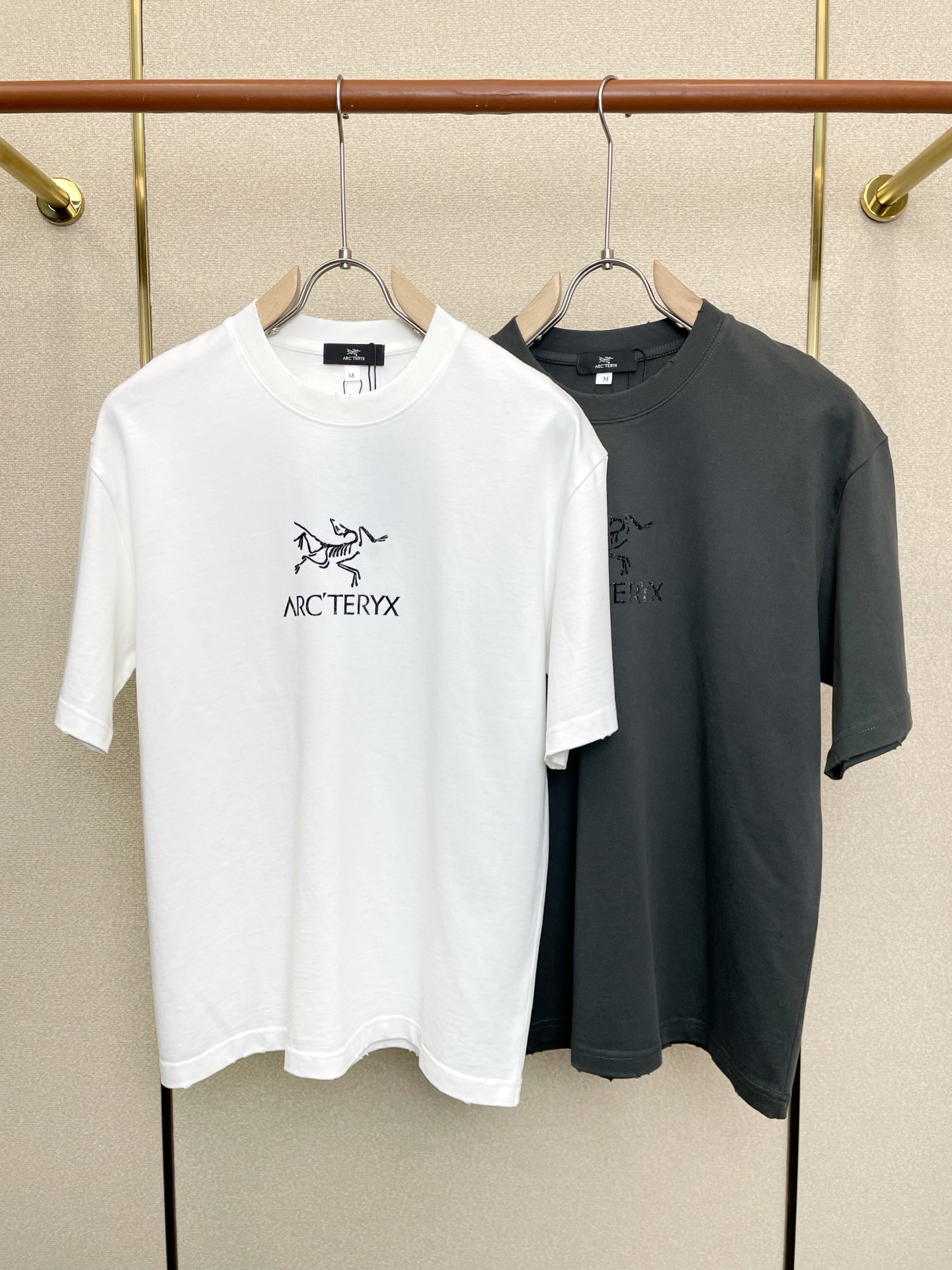 NO:690845,.Arc’teryx exclusively provides new original men’s casual short sleeves. High-end customization. High-end version. Fashionable and versatile imported fabrics. Super soft and delicate feel. Skin-friendly and comfortable to wear. High-end boutique. The upper body is finely made by the factory. It is a must-have item for men. Three standards are complete. Size M-2XL, arc'teryx, T-shirt,19860909.Arc’teryx始祖鸟独家专供新款原单男士休闲短袖 高端定制 高端版本 时尚百搭爆款进口面料 手感超柔软细腻 穿着亲肤舒适 高端精品 代工厂精细做上身非常赞 男士必备单品 三标齐全 码数M-2XL,arc'teryx,T-shirt,,Men's clothing