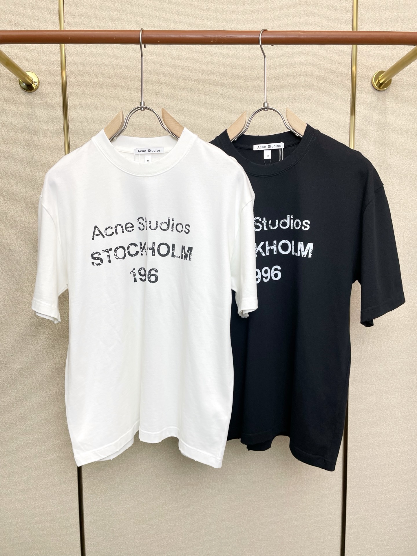 NO:690851,.Acne studios exclusively supplies new original men's casual short-sleeves, high-end customization, high-end version, fashionable and versatile, popular imported fabrics, super soft and delicate to the touch, skin-friendly and comfortable to wear, high-end boutique, the upper body is exquisitely made by the factory, a must-have item for men, complete with three standards, size M-2XL,,acne studios,dior,T-shirt,19860909.Acne studios独家专供新款原单男士休闲短袖 高端定制 高端版本 时尚百搭爆款进口面料 手感超柔软细腻 穿着亲肤舒适 高端精品 代工厂精细做上身非常赞 男士必备单品 三标齐全 码数M-2XL,,acne studios,dior,T-shirt,,Men's clothing