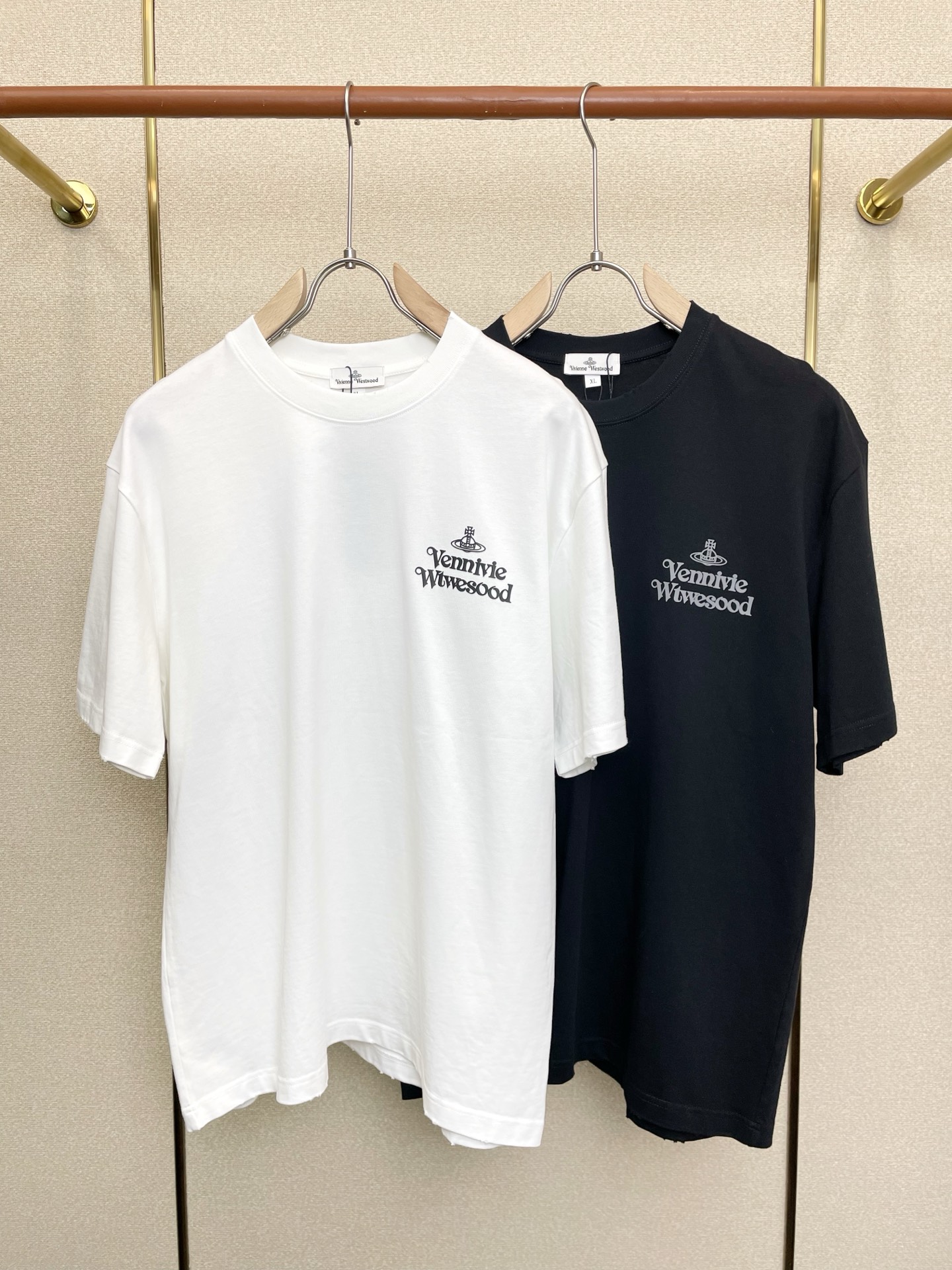 NO:690854,.Vivienne Westwood exclusively supplies new original men's casual short-sleeves. High-end customization. High-end version. Fashionable and versatile imported fabrics. Super soft and delicate feel. Skin-friendly and comfortable to wear. High-end boutique. The upper body is exquisitely made by the factory. A must-have item for men. Three complete standards. Size M-2XL, T-shirt.19860909.Vivienne Westwood西太后独家专供新款原单男士休闲短袖 高端定制 高端版本 时尚百搭爆款进口面料 手感超柔软细腻 穿着亲肤舒适 高端精品 代工厂精细做上身非常赞 男士必备单品 三标齐全 码数M-2XL,,T-shirt,,Men's clothing