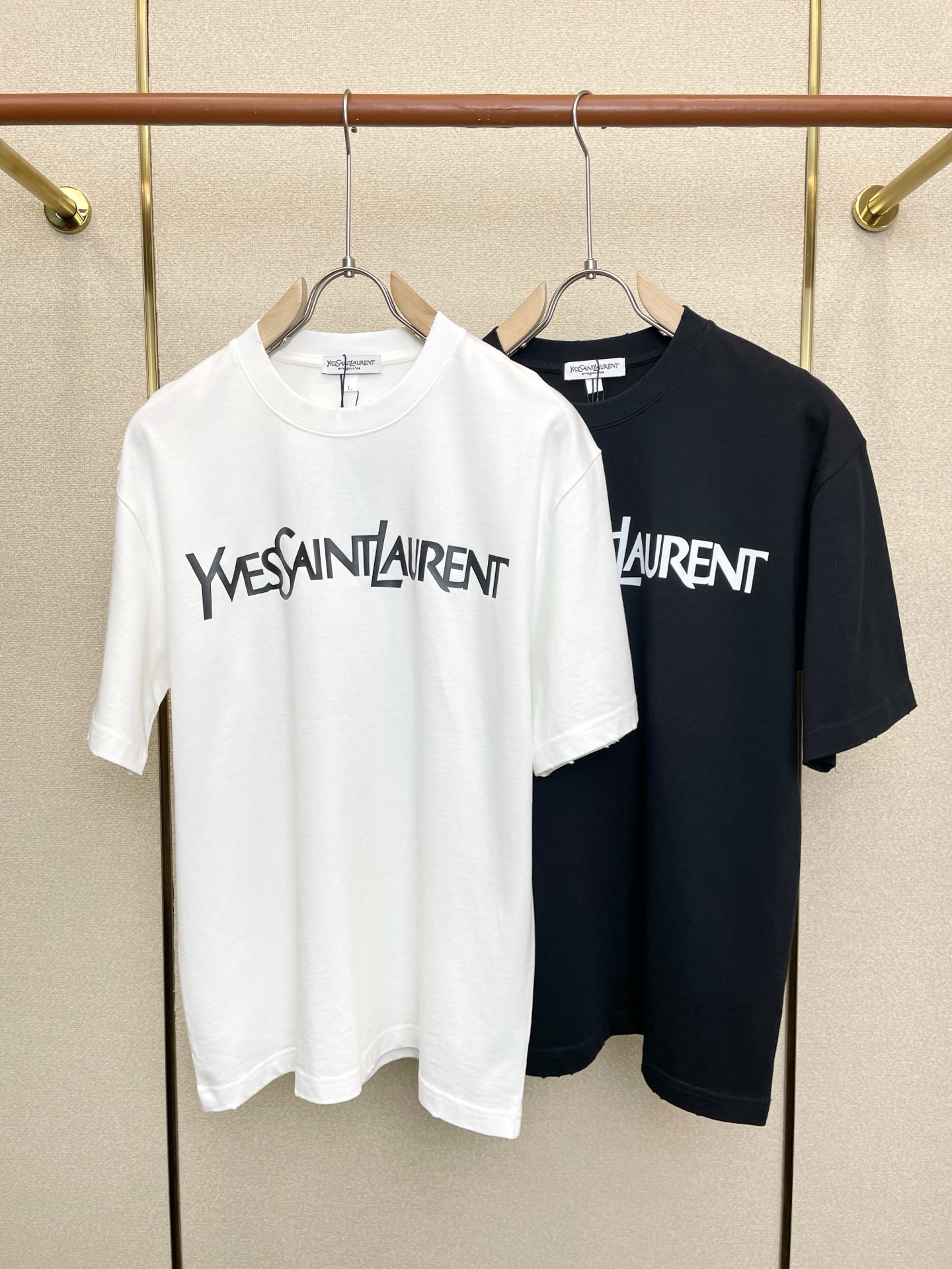 NO:690829,.SAINT LAURENT exclusively supplies new original men's casual short-sleeves. High-end customization. High-end version. Fashionable and versatile imported fabrics. Super soft and delicate feel. Skin-friendly and comfortable to wear. High-end boutique. The upper body is finely made by the factory. It is a must-have item for men. Three standards are complete. Size M-2XL,, saint laurent, saint laurent, T-shirt,19860909.SAINT LAURENT圣罗兰独家专供新款原单男士休闲短袖 高端定制 高端版本 时尚百搭爆款进口面料 手感超柔软细腻 穿着亲肤舒适 高端精品 代工厂精细做上身非常赞 男士必备单品 三标齐全 码数M-2XL,,saint laurent,saint laurent,T-shirt,,Men's clothing