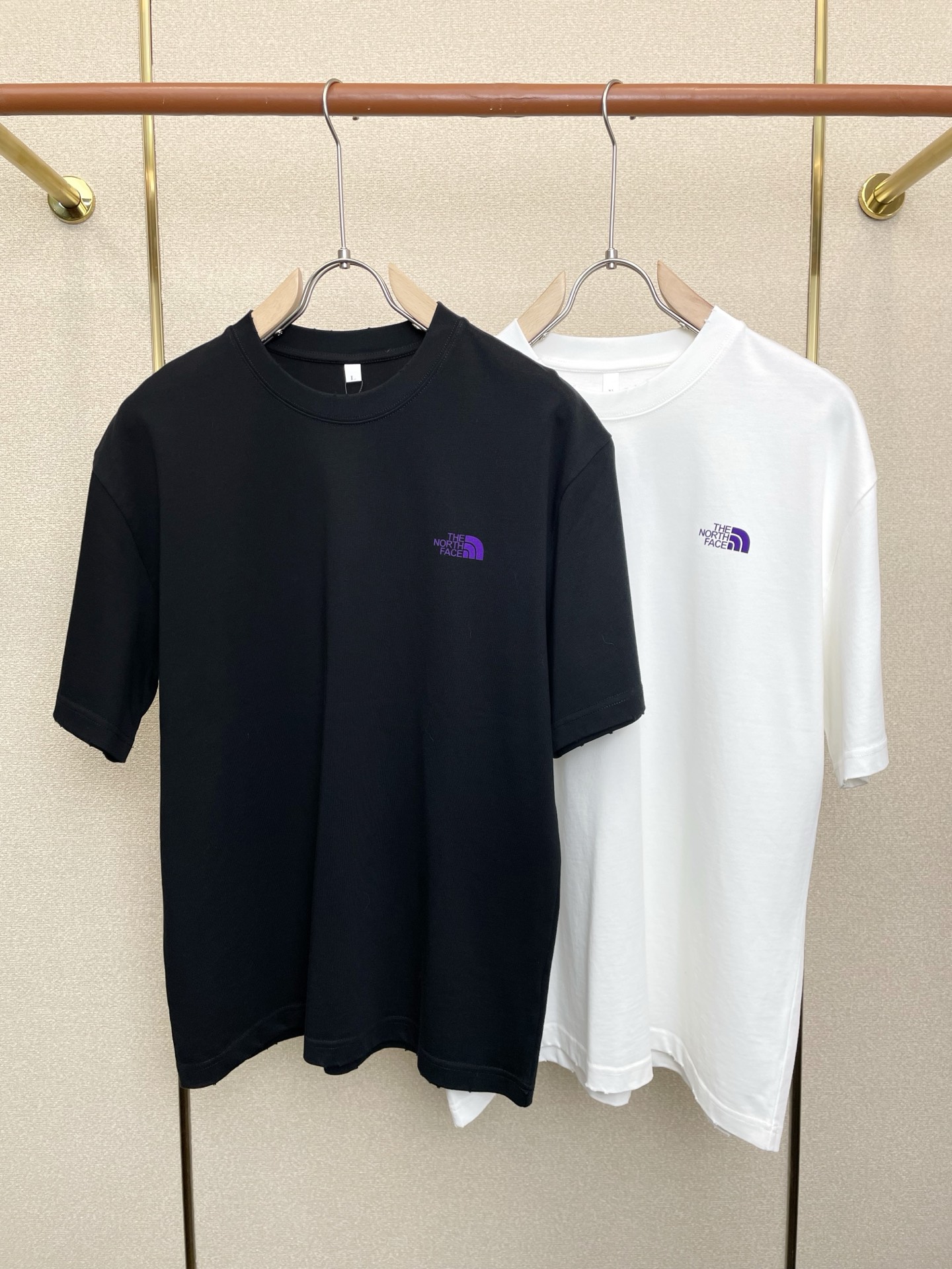 NO:690837,.The North Face exclusively sells new original men's casual short-sleeves. High-end customization. High-end version. Fashionable and versatile imported fabrics. Super soft and delicate feel. Skin-friendly and comfortable to wear. High-end boutique. The upper body is exquisitely made by the factory. A must-have item for men. Complete with three standards. Size M-2XL, The North Face, T-shirt,19860909.The North Face北面独家专供新款原单男士休闲短袖 高端定制 高端版本 时尚百搭爆款进口面料 手感超柔软细腻 穿着亲肤舒适 高端精品 代工厂精细做上身非常赞 男士必备单品 三标齐全 码数M-2XL,,The North Face,T-shirt,,Men's clothing