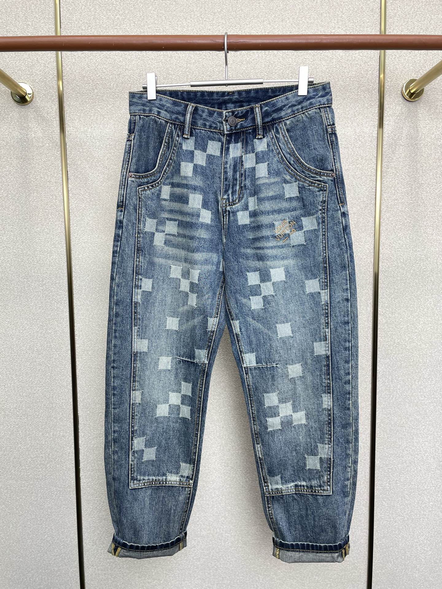 NO:690826,.Louis Vuitton exclusive new high-end version of casual wide-leg jeans!  Custom-made fabrics at the counter are highly breathable and comfortable, with impeccable details and brand element design concepts, reflecting high quality. It feels delicate and soft!  It presents a casual cut and the upper body shape is awesome!  Code number 28-40,,louis vuitton,louis vuitton,jeans,19860909.Louis Vuitton路易威登独家专供新款 休闲阔腿牛仔裤高端版本！专柜定制面料 透气舒适度高,细节无可挑剔,品牌元素设计理念,体现高品质.手感细腻柔软！呈现休闲裁剪,上身版型超赞！码数28-40,,louis vuitton,louis vuitton,jeans,,Men's clothing