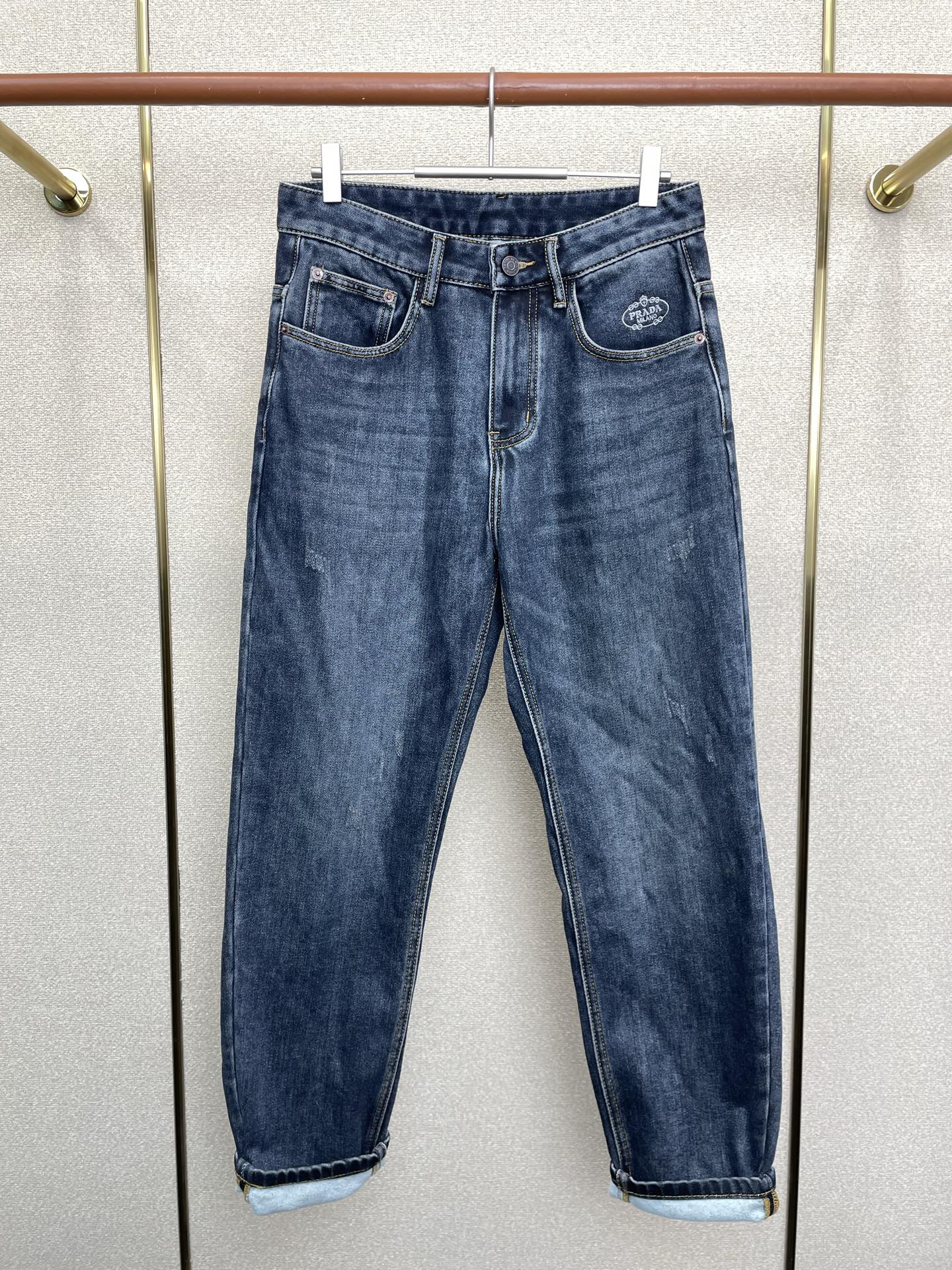 NO:690814,.Dior Dior fleece jeans are exclusively available in the new high-end version of casual wide-leg jeans!  Custom-made fabrics at the counter are highly breathable and comfortable, with impeccable details and brand element design concepts, reflecting high quality. It feels delicate and soft!  It presents a casual cut and the upper body shape is awesome!  Code number 28-40,,dior,dior,jeans,19860909.Dior迪奥加绒牛仔裤独家专供新款 休闲阔腿牛仔裤高端版本！专柜定制面料 透气舒适度高,细节无可挑剔,品牌元素设计理念,体现高品质.手感细腻柔软！呈现休闲裁剪,上身版型超赞！码数28-40,,dior,dior,jeans,,Men's clothing