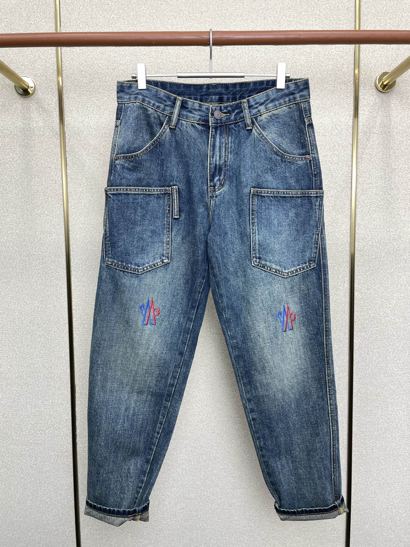 NO:690820,.Moncler exclusively offers new high-end versions of casual wide-leg jeans!  Custom-made fabrics at the counter are highly breathable and comfortable, with impeccable details and brand element design concepts, reflecting high quality. It feels delicate and soft!  It presents a casual cut and the upper body shape is awesome!  Size 28-40,,Moncler,jeans,19860909.Moncler蒙口独家专供新款 休闲阔腿牛仔裤高端版本！专柜定制面料 透气舒适度高,细节无可挑剔,品牌元素设计理念,体现高品质.手感细腻柔软！呈现休闲裁剪,上身版型超赞！码数28-40,,Moncler,jeans,,Men's clothing